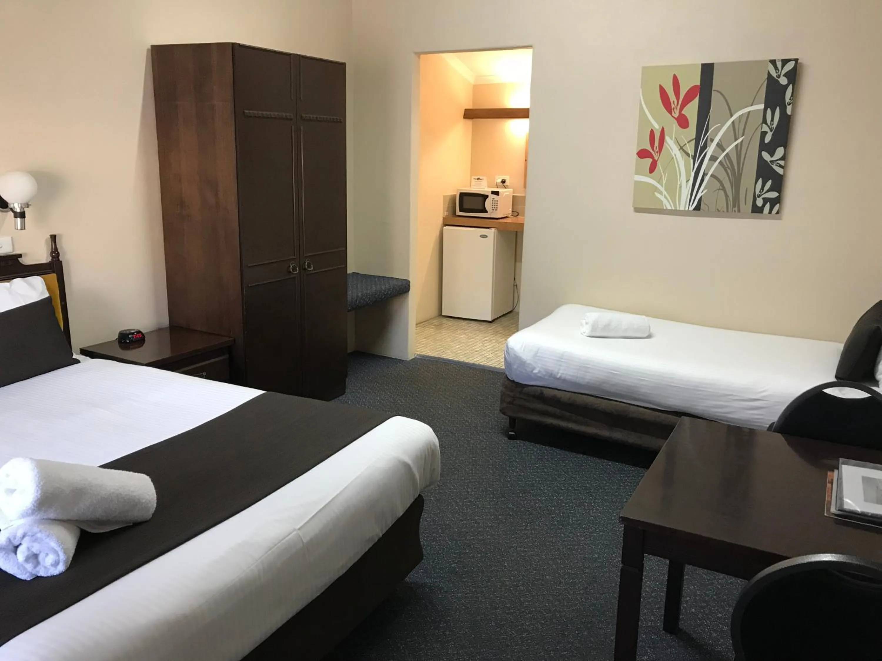 Shower, Bed in Hideaway Motor Inn