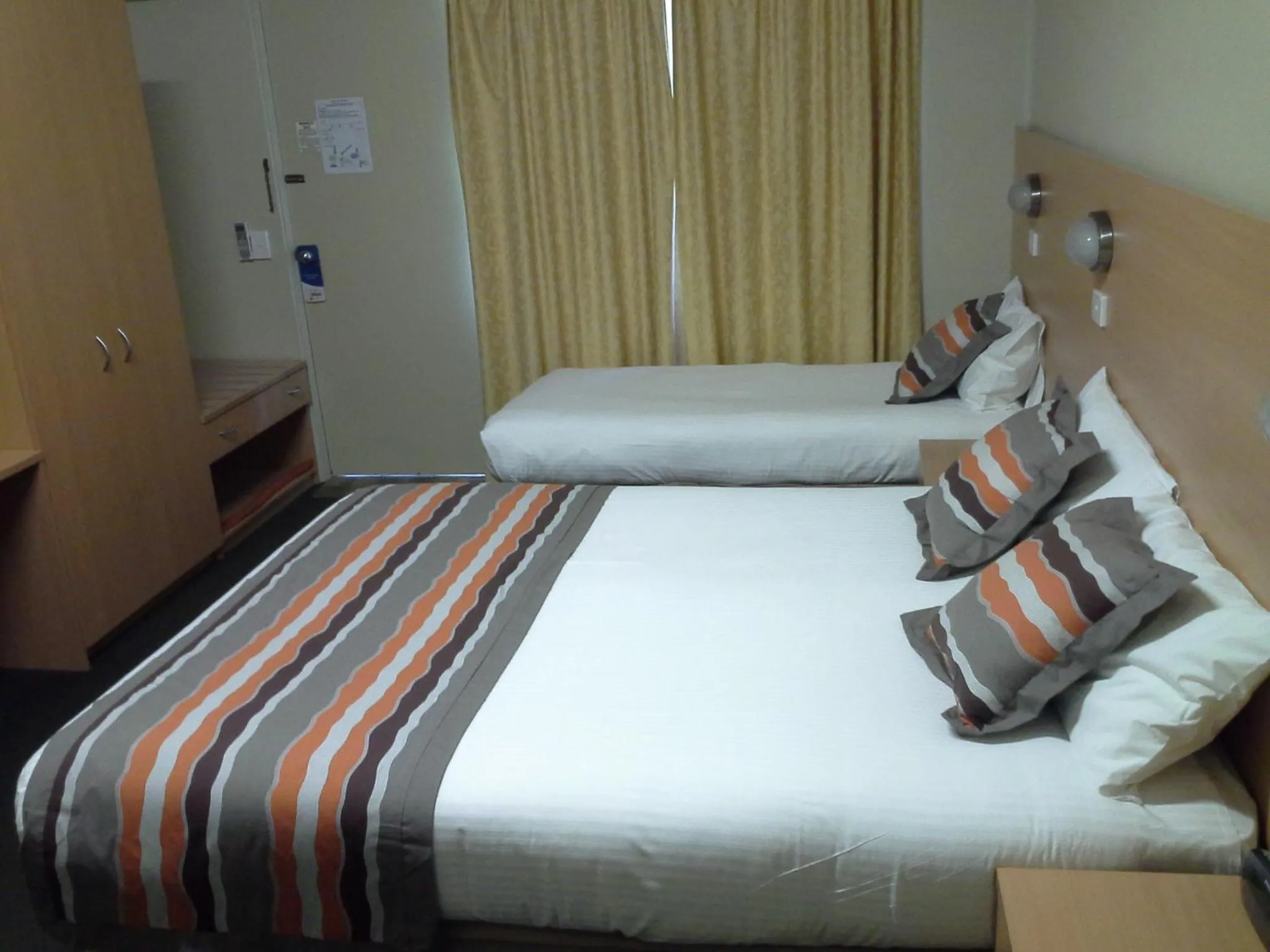 Photo of the whole room, Bed in Hideaway Motor Inn