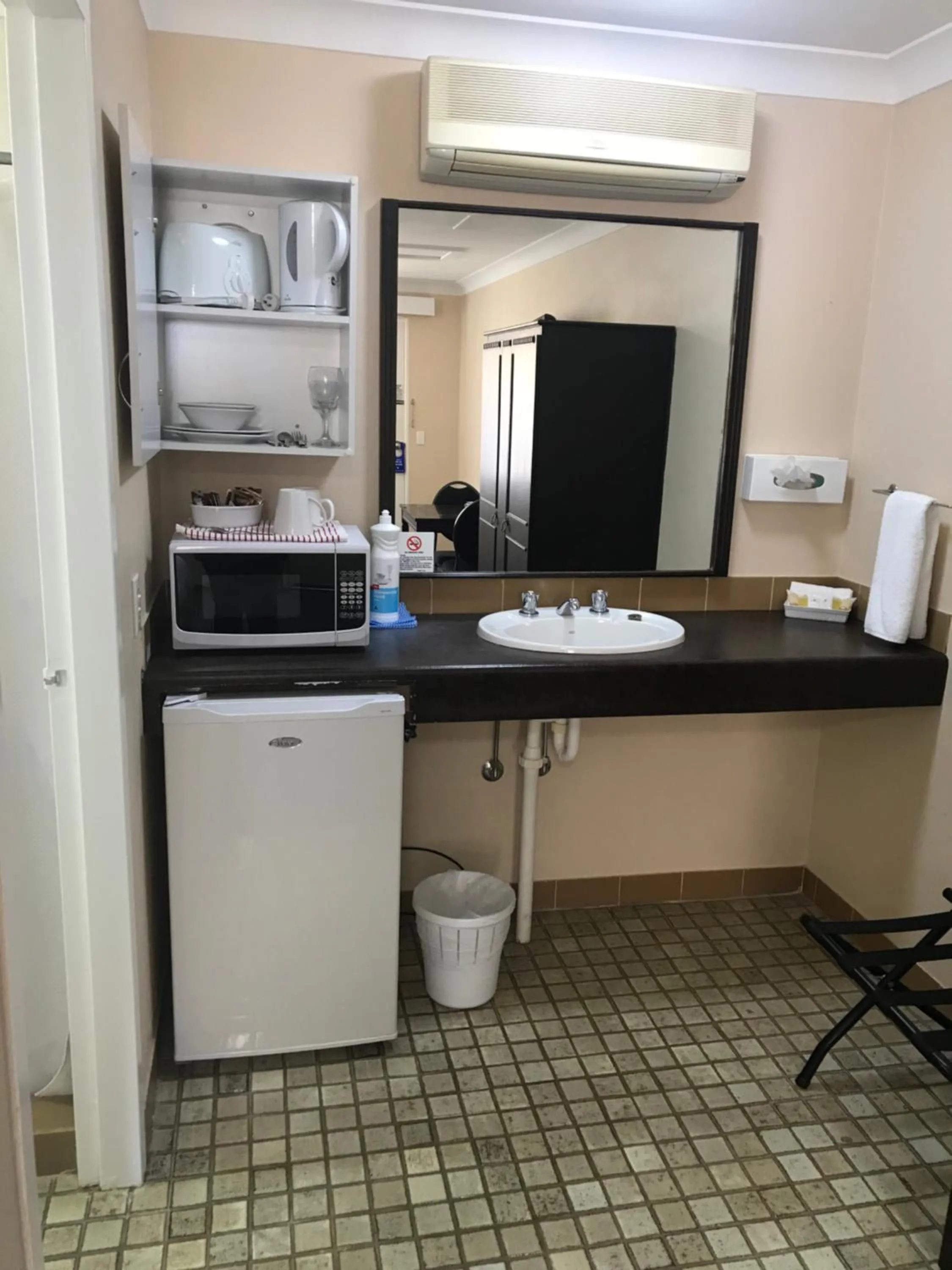 Kitchen or kitchenette in Hideaway Motor Inn