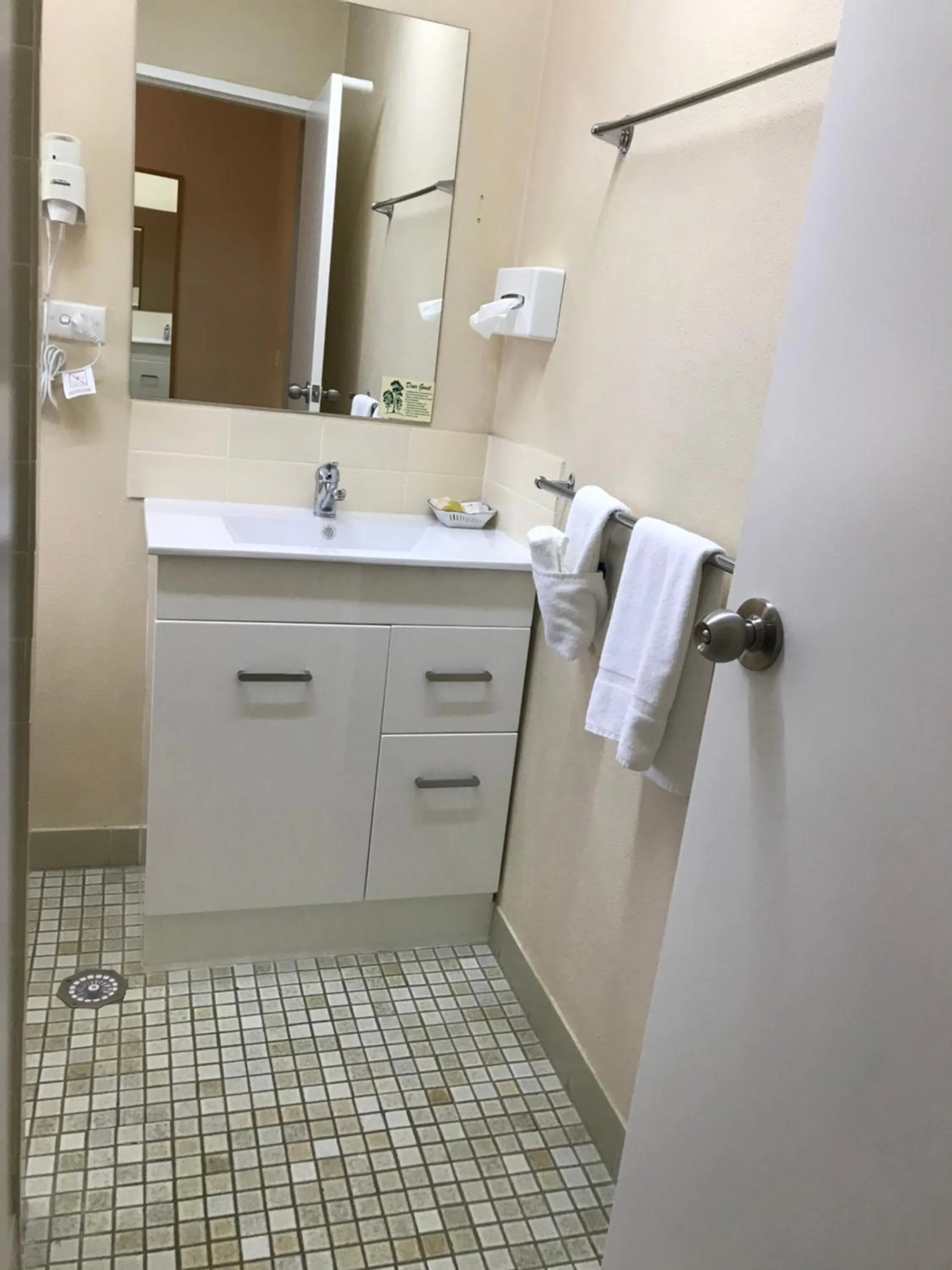 Shower in Hideaway Motor Inn