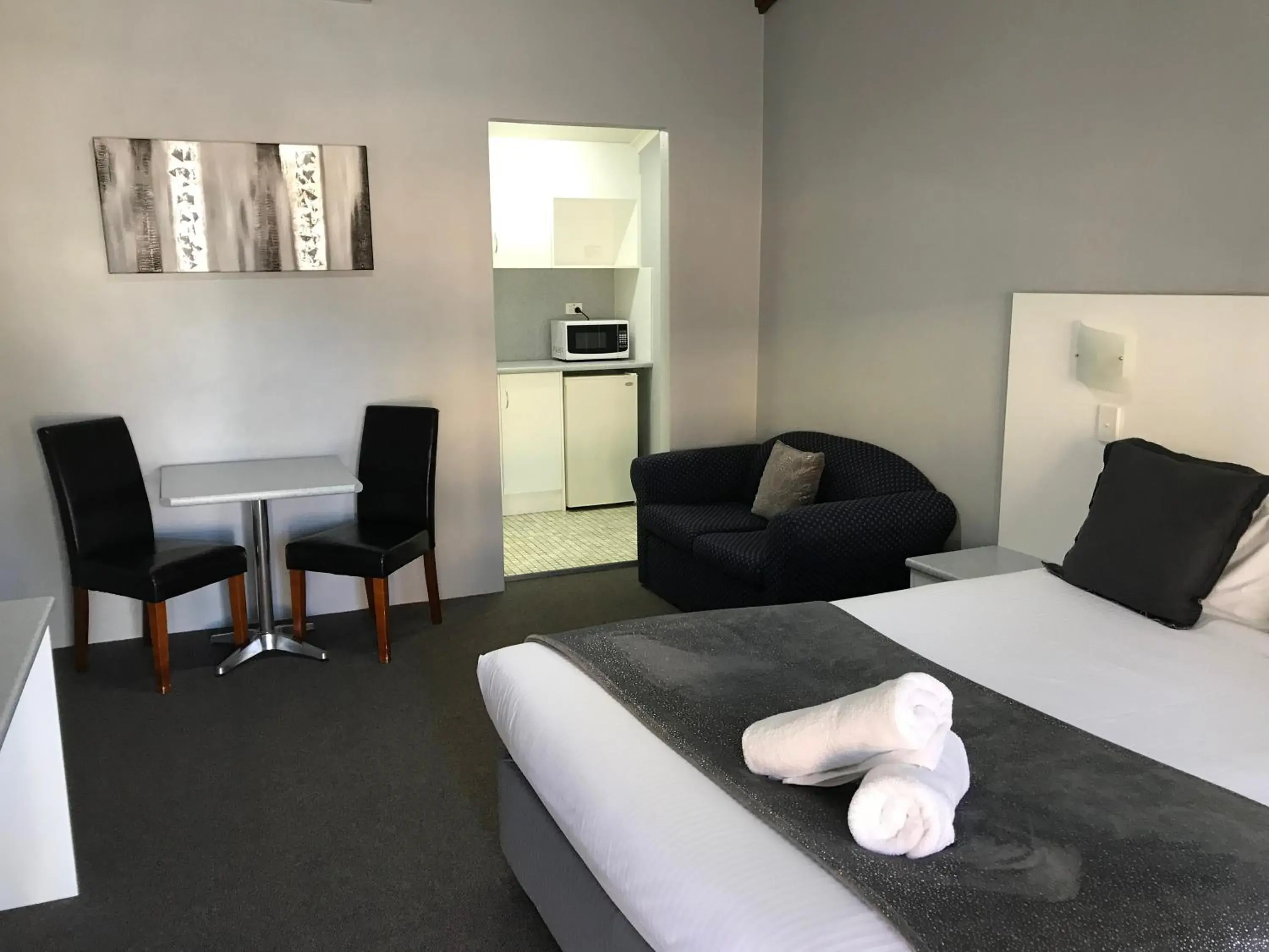 Coffee/tea facilities, Bed in Hideaway Motor Inn Coffee/tea facilities, Bed in Hideaway Motor Inn