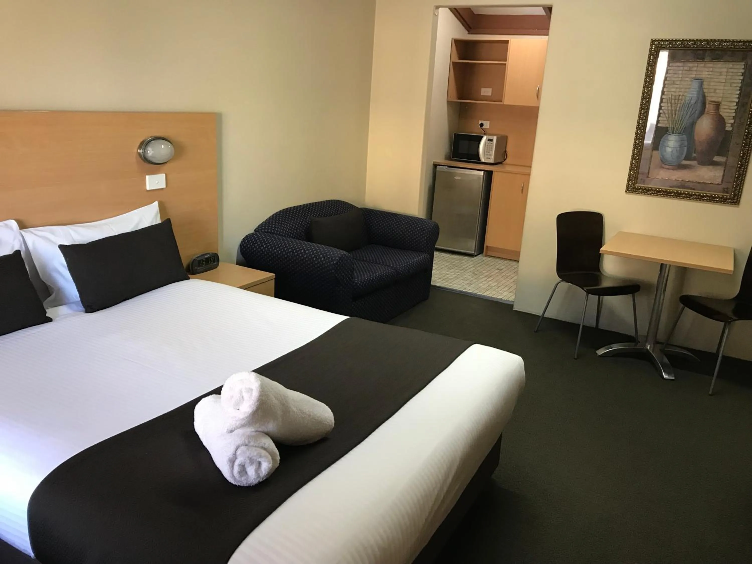 Kitchen or kitchenette, Bed in Hideaway Motor Inn