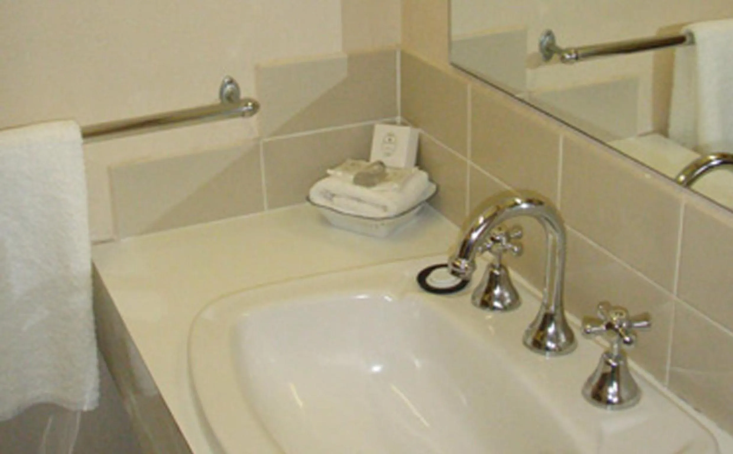 Bathroom in Hideaway Motor Inn