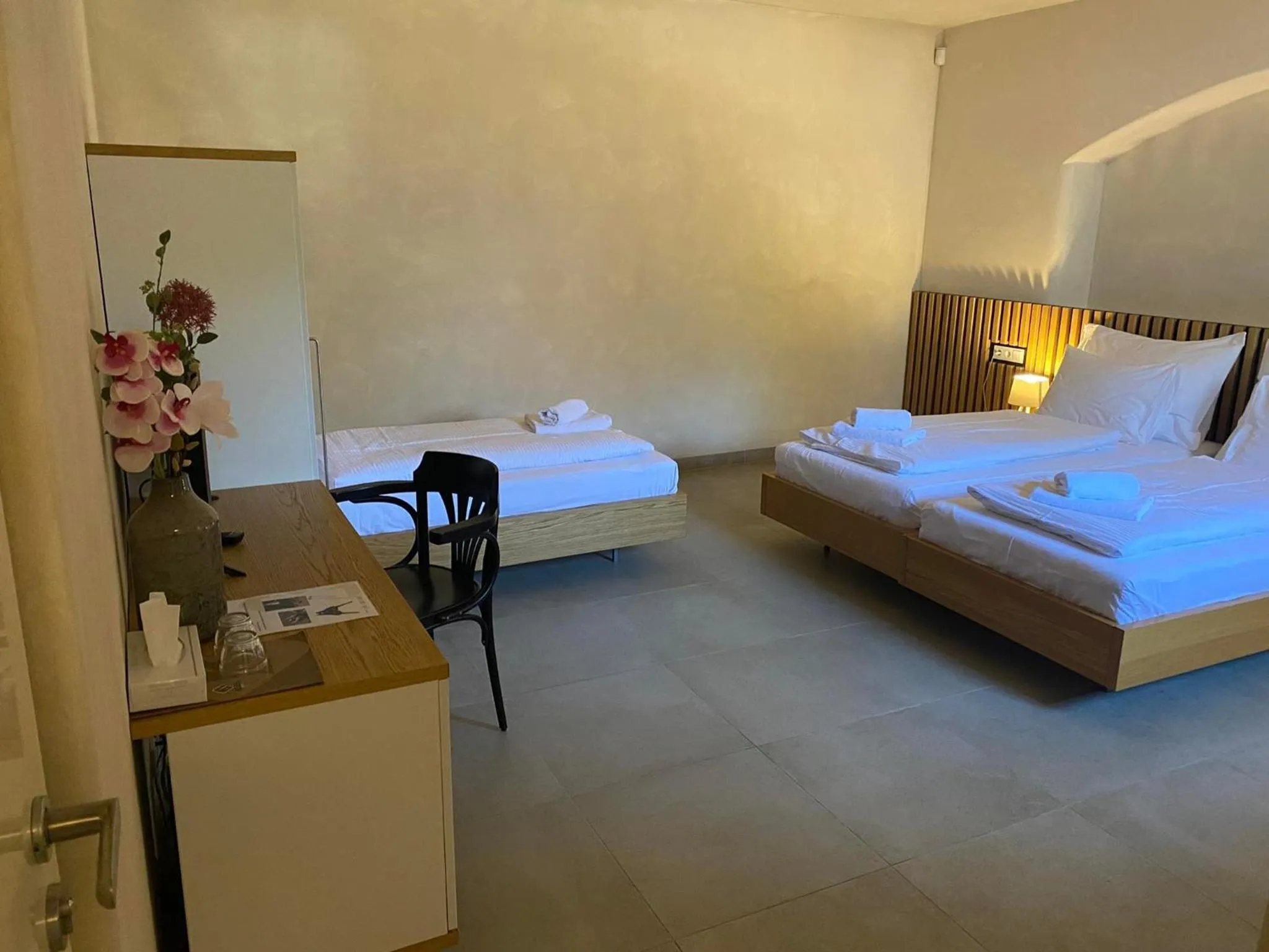 Property building, Bed in Hotel Kleis