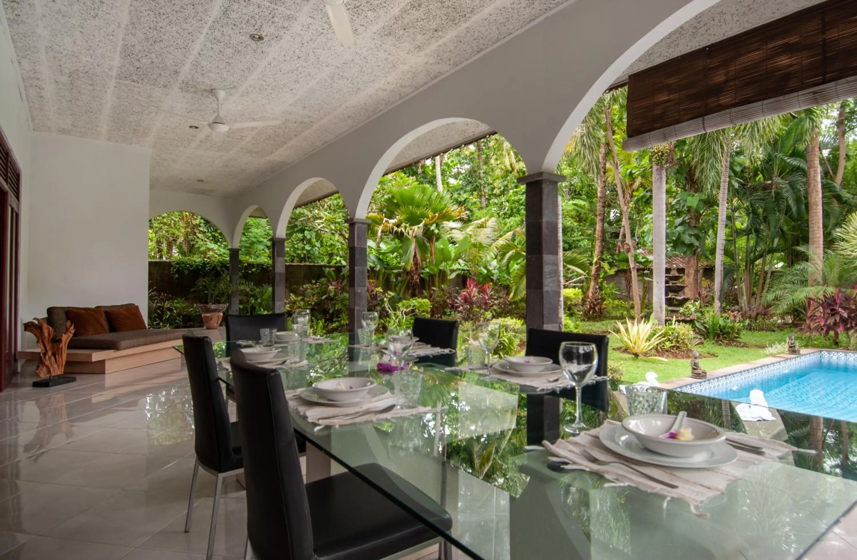 Restaurant/places to eat in Villa Kelapa