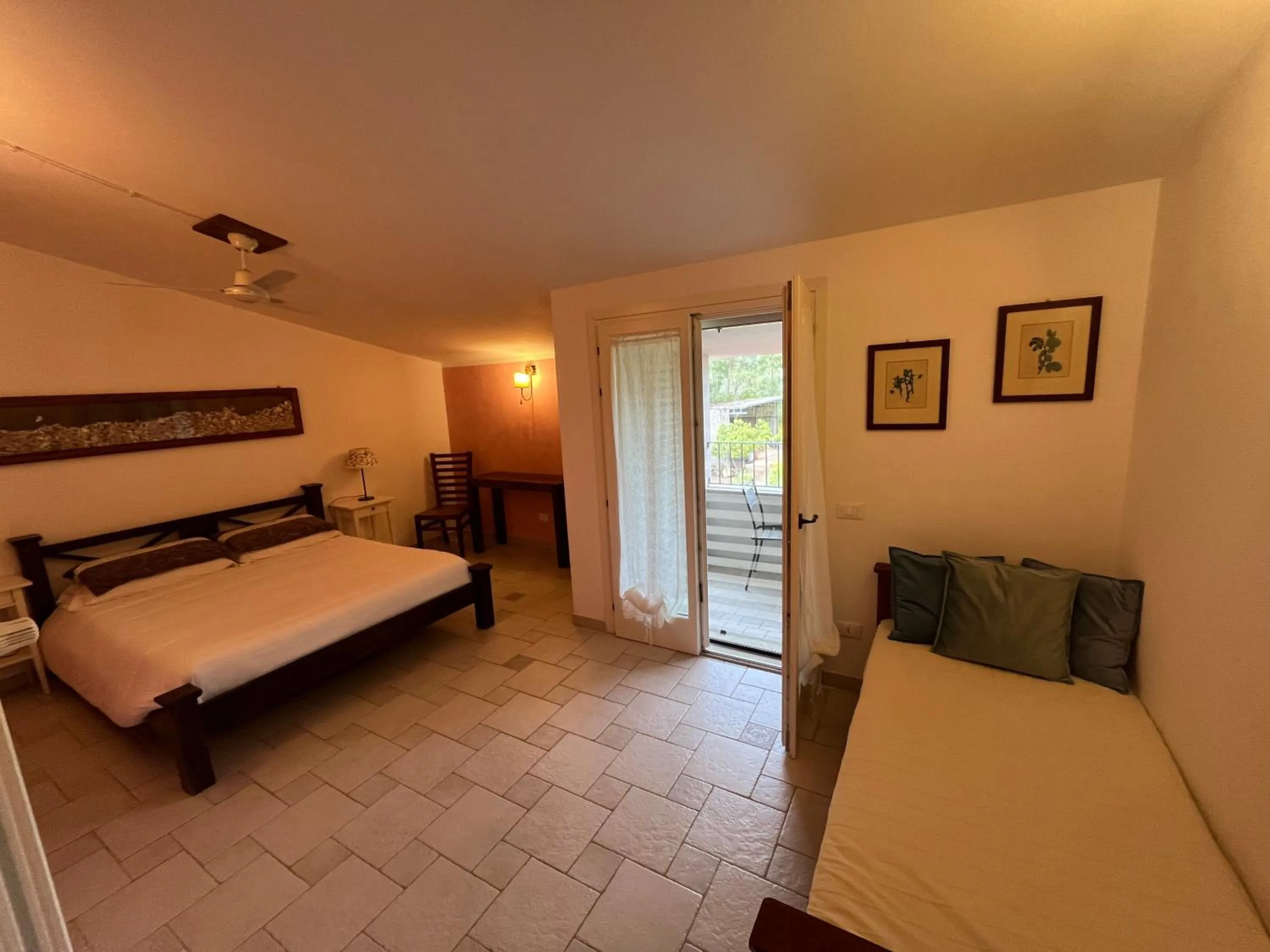 Photo of the whole room, Bed in Rossofiore