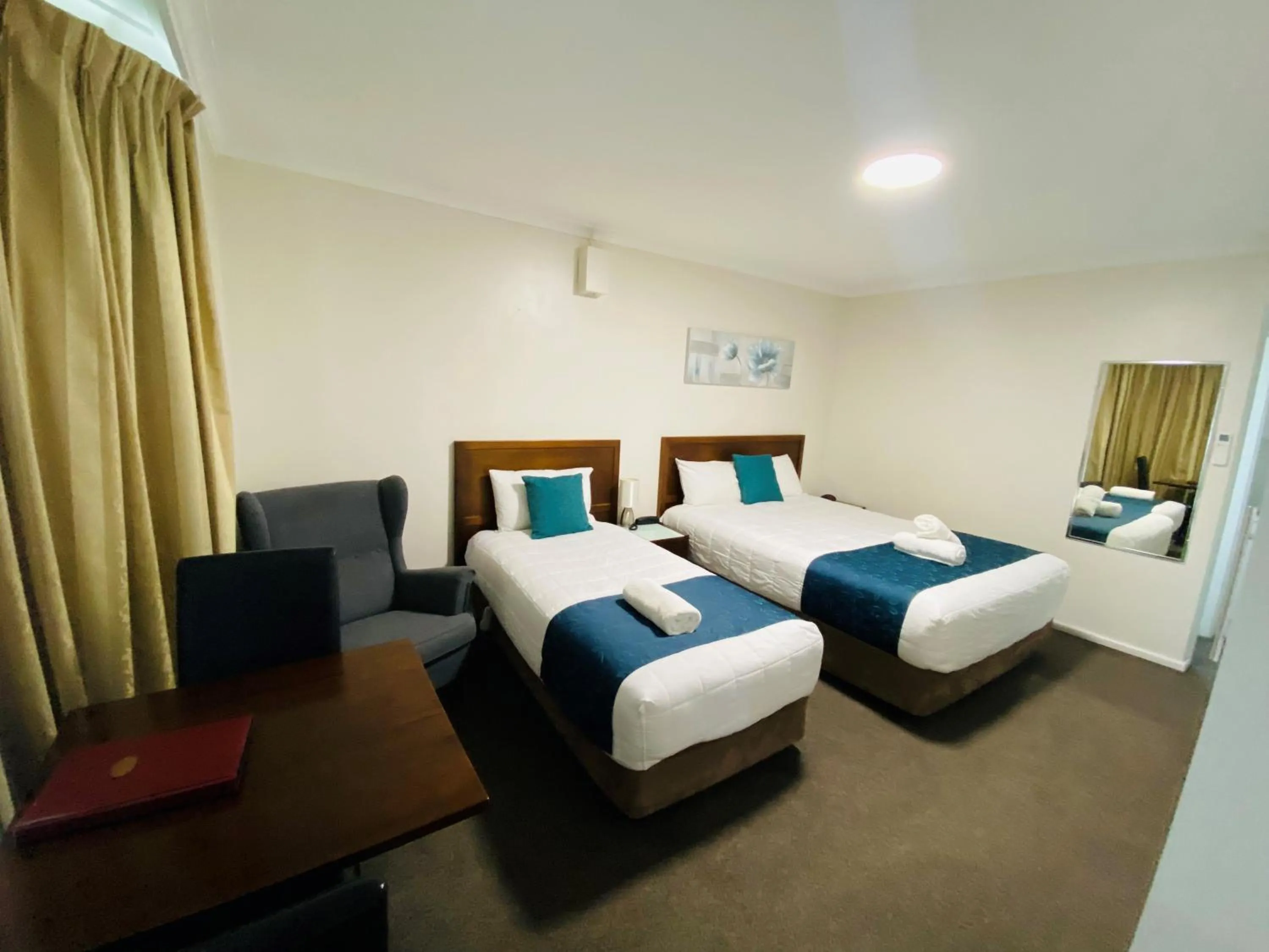 Bed in Colonial Lodge Motor Inn