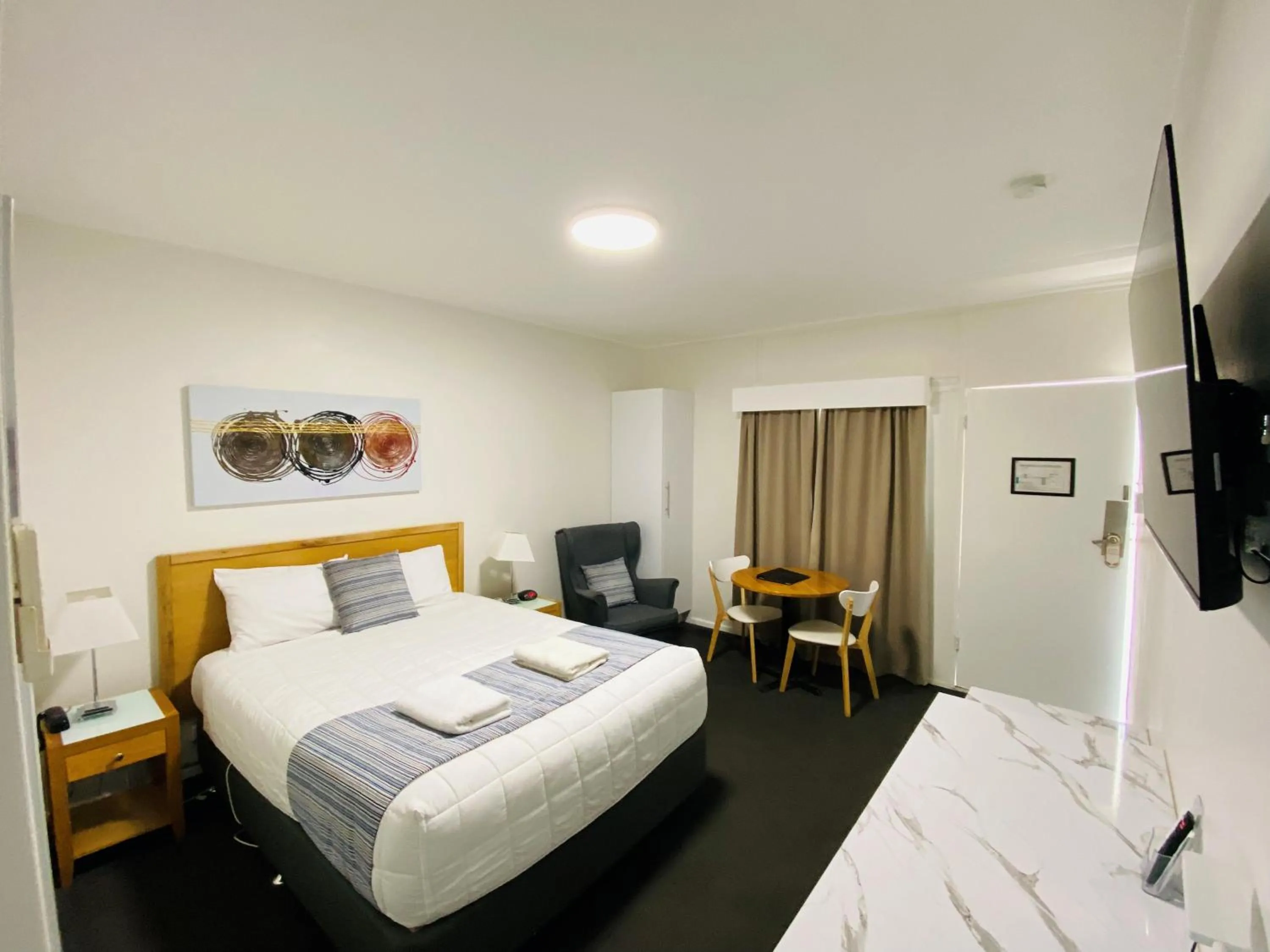 Bed in Colonial Lodge Motor Inn