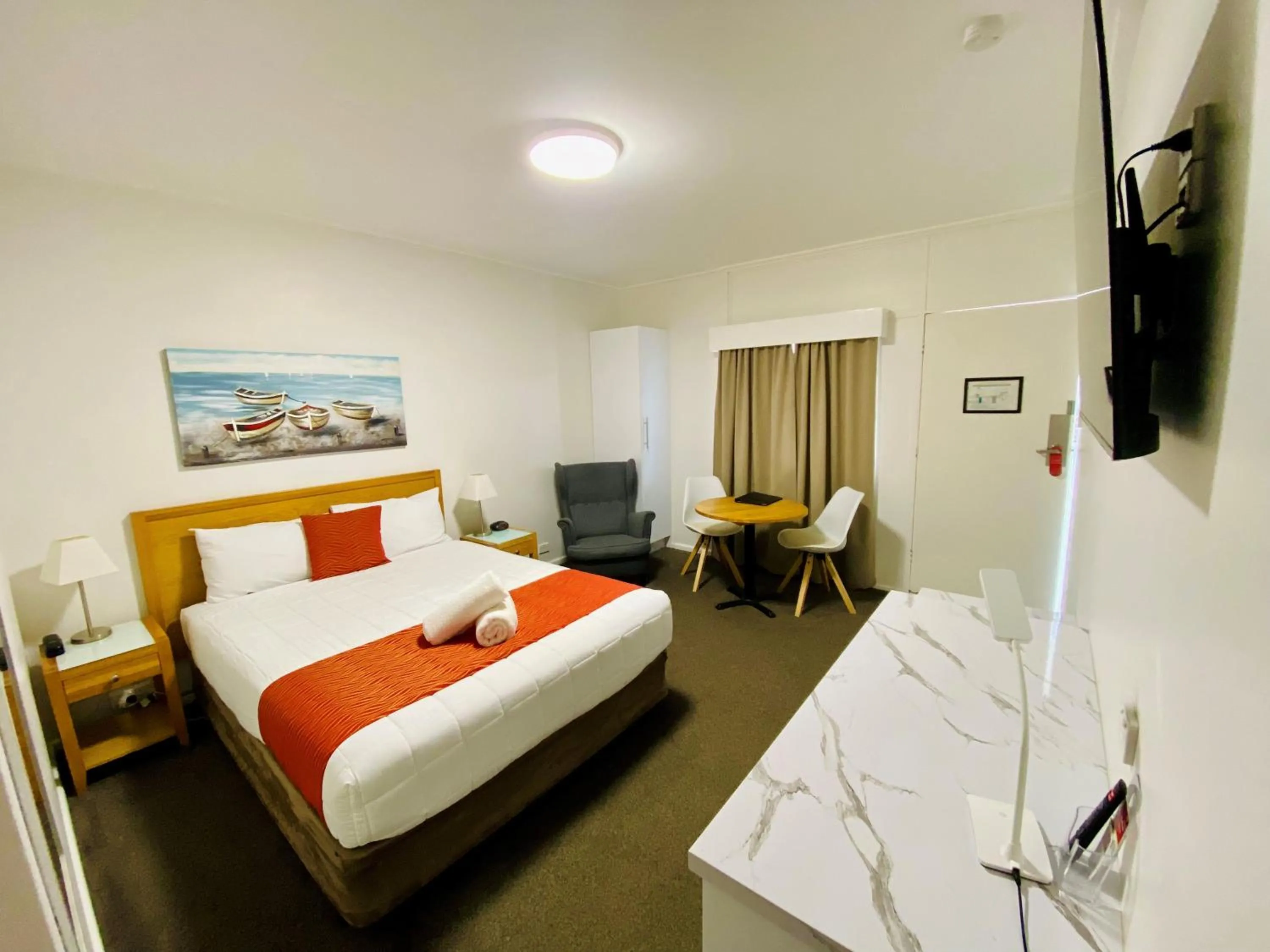 Bed in Colonial Lodge Motor Inn