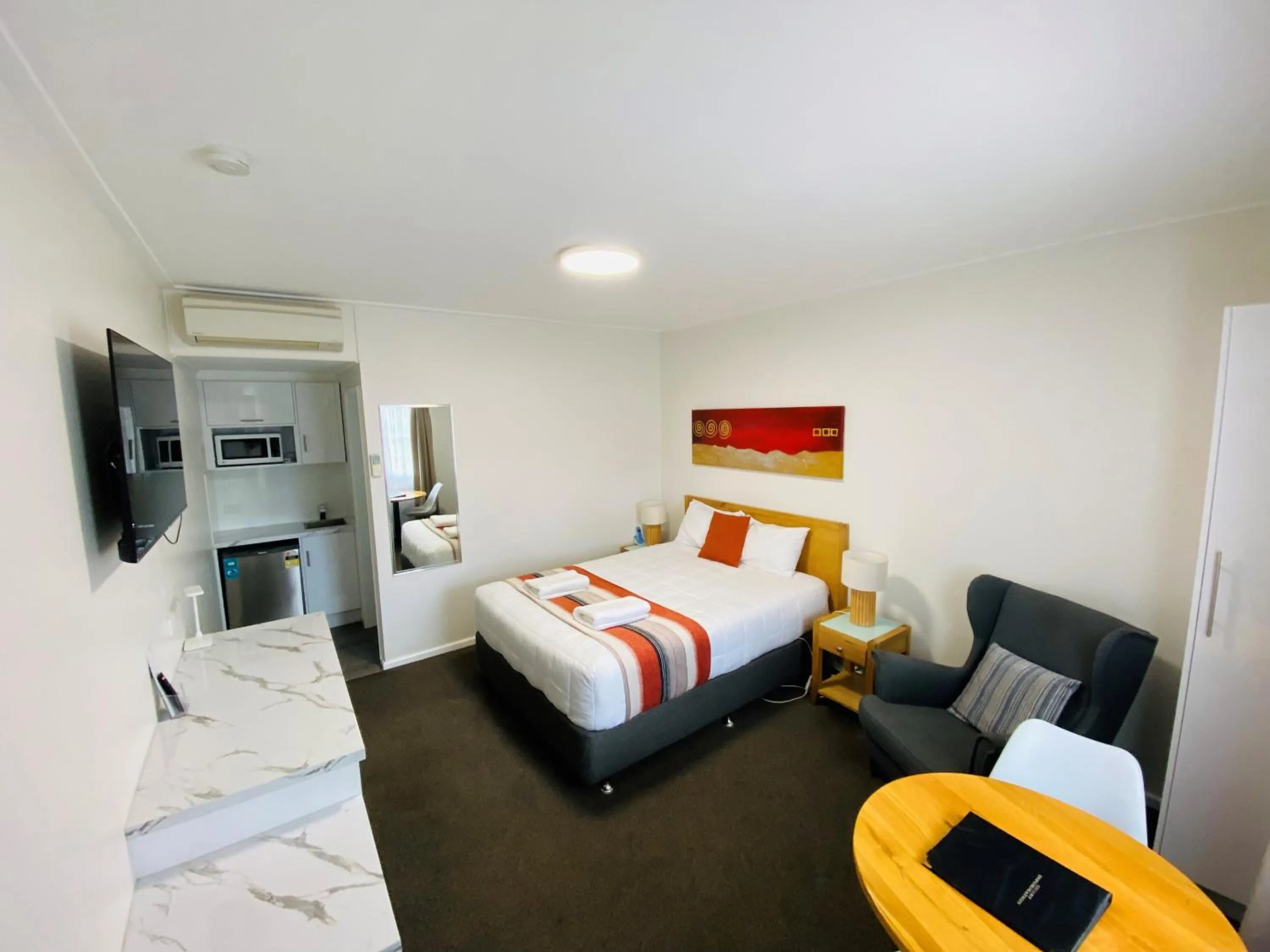 Bed in Colonial Lodge Motor Inn