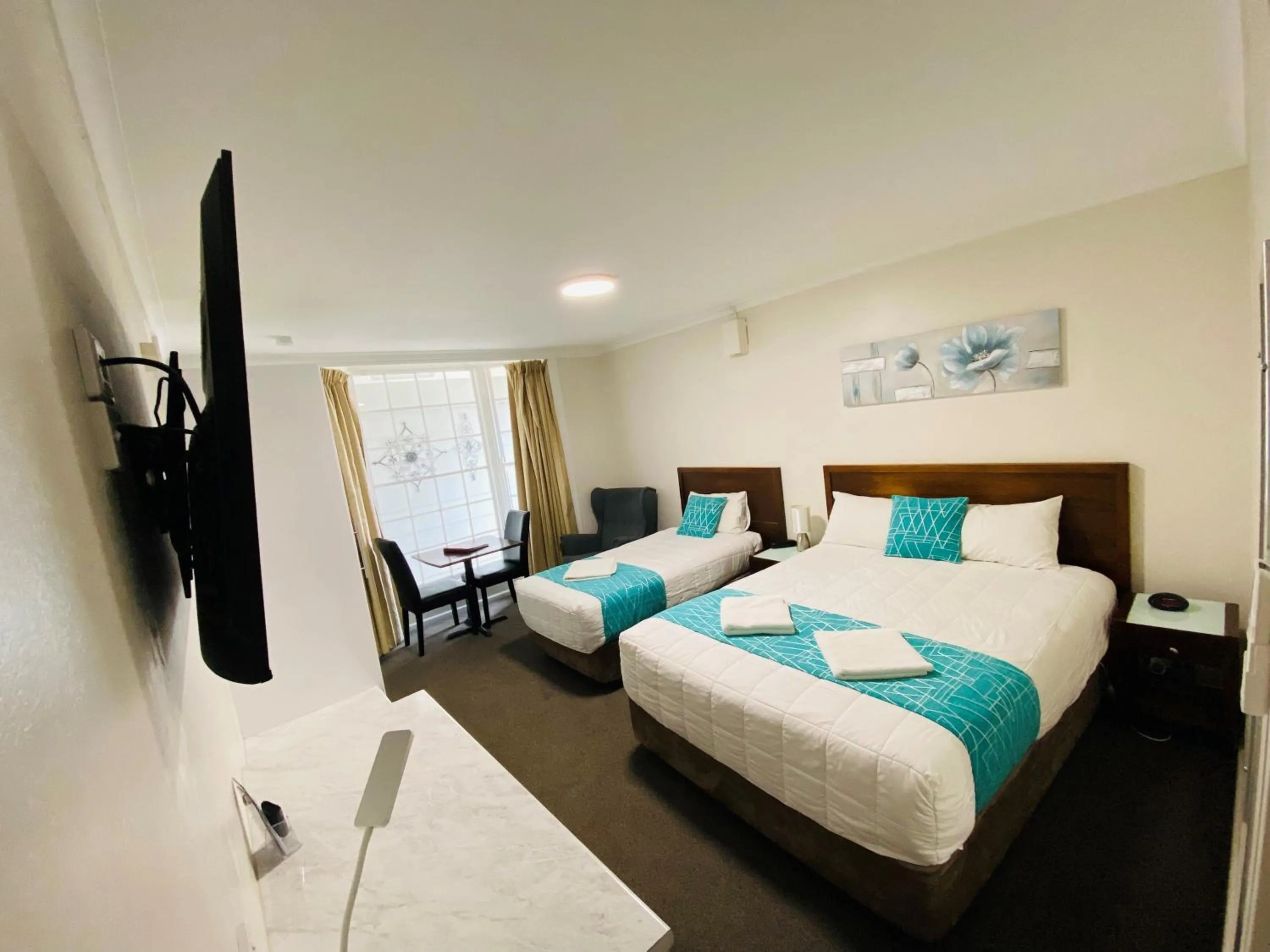 Bed in Colonial Lodge Motor Inn