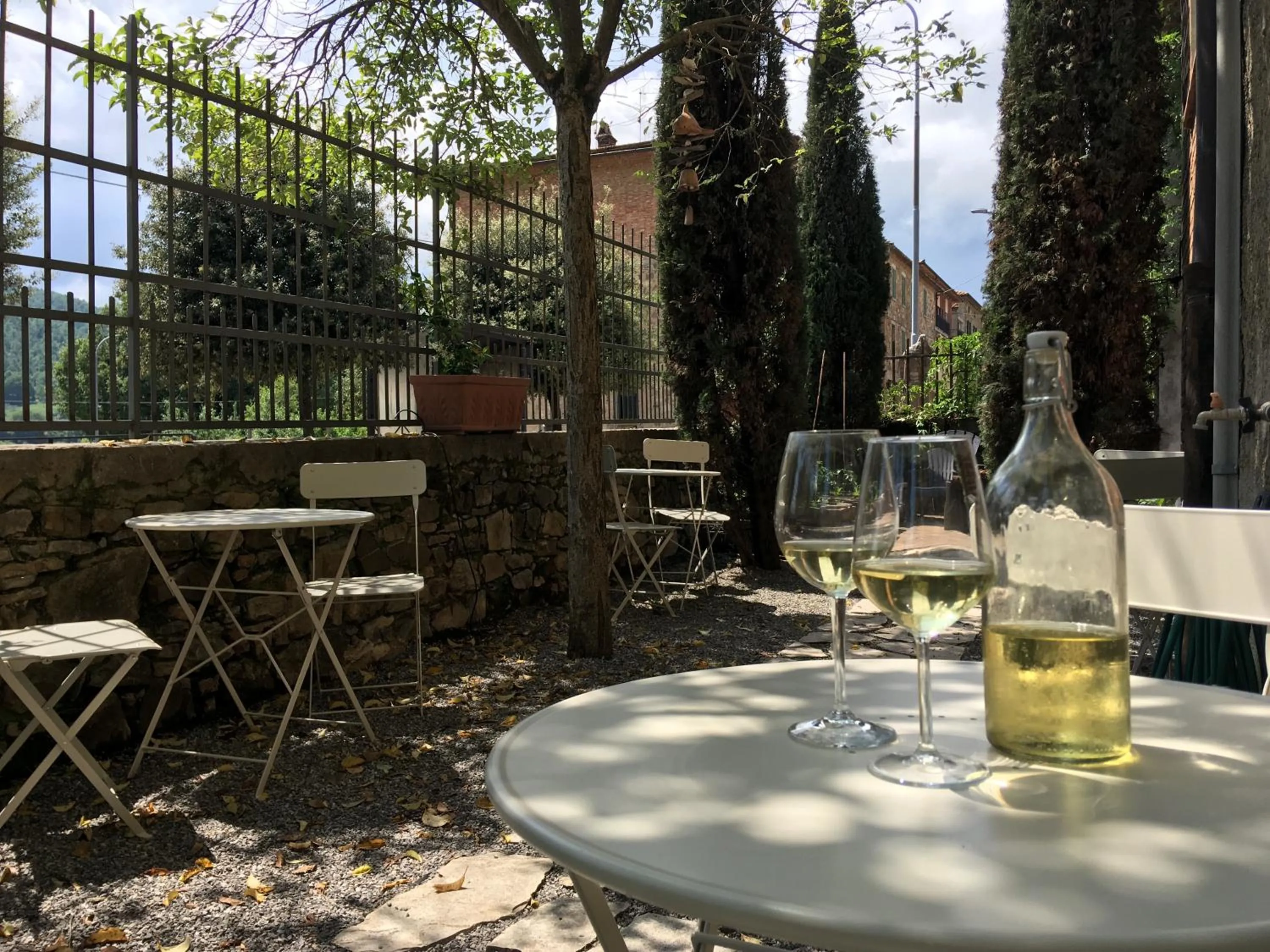 Communal lounge/ TV room in B&B Locanda Toscanini