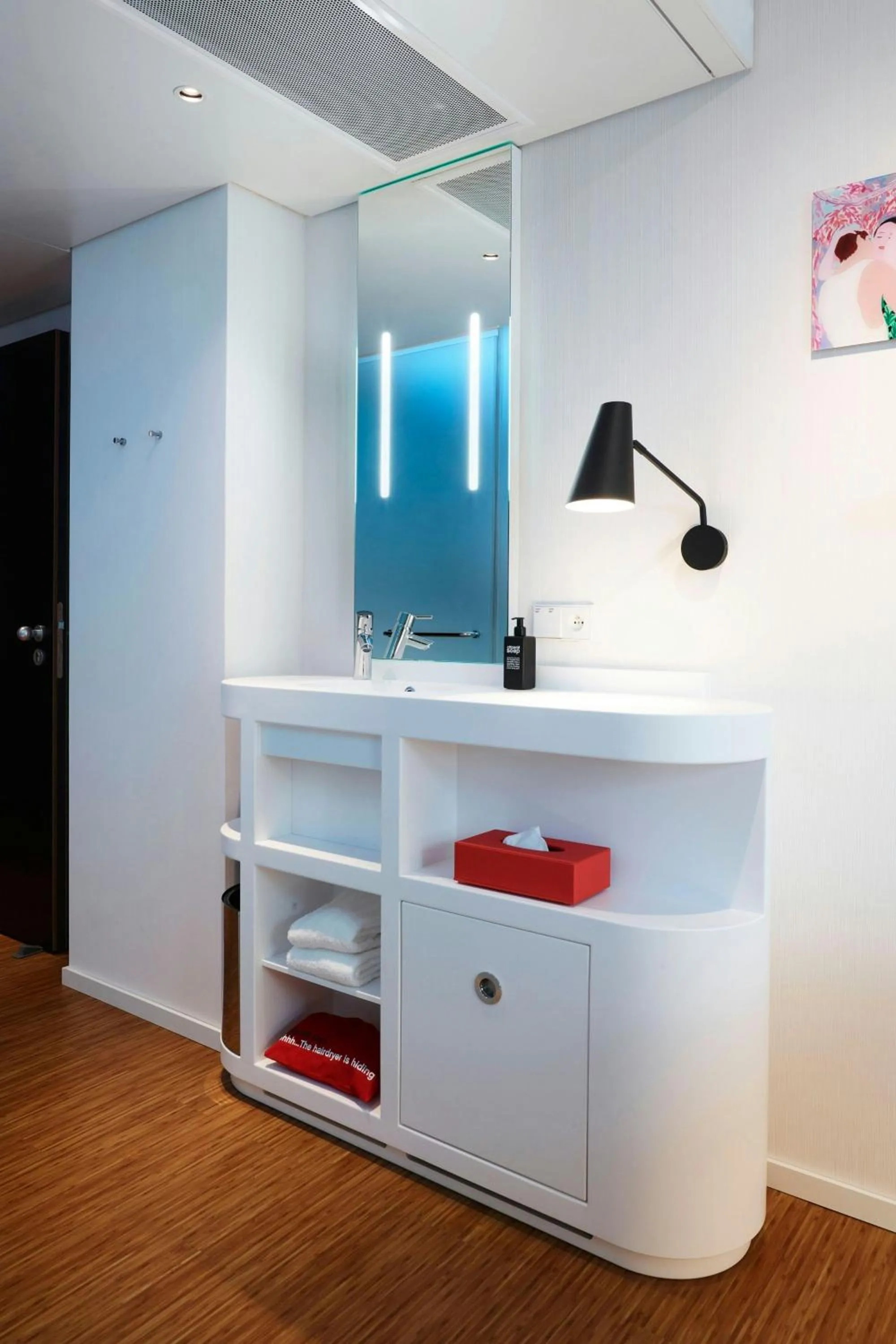 Bedroom in citizenM Copenhagen Radhuspladsen