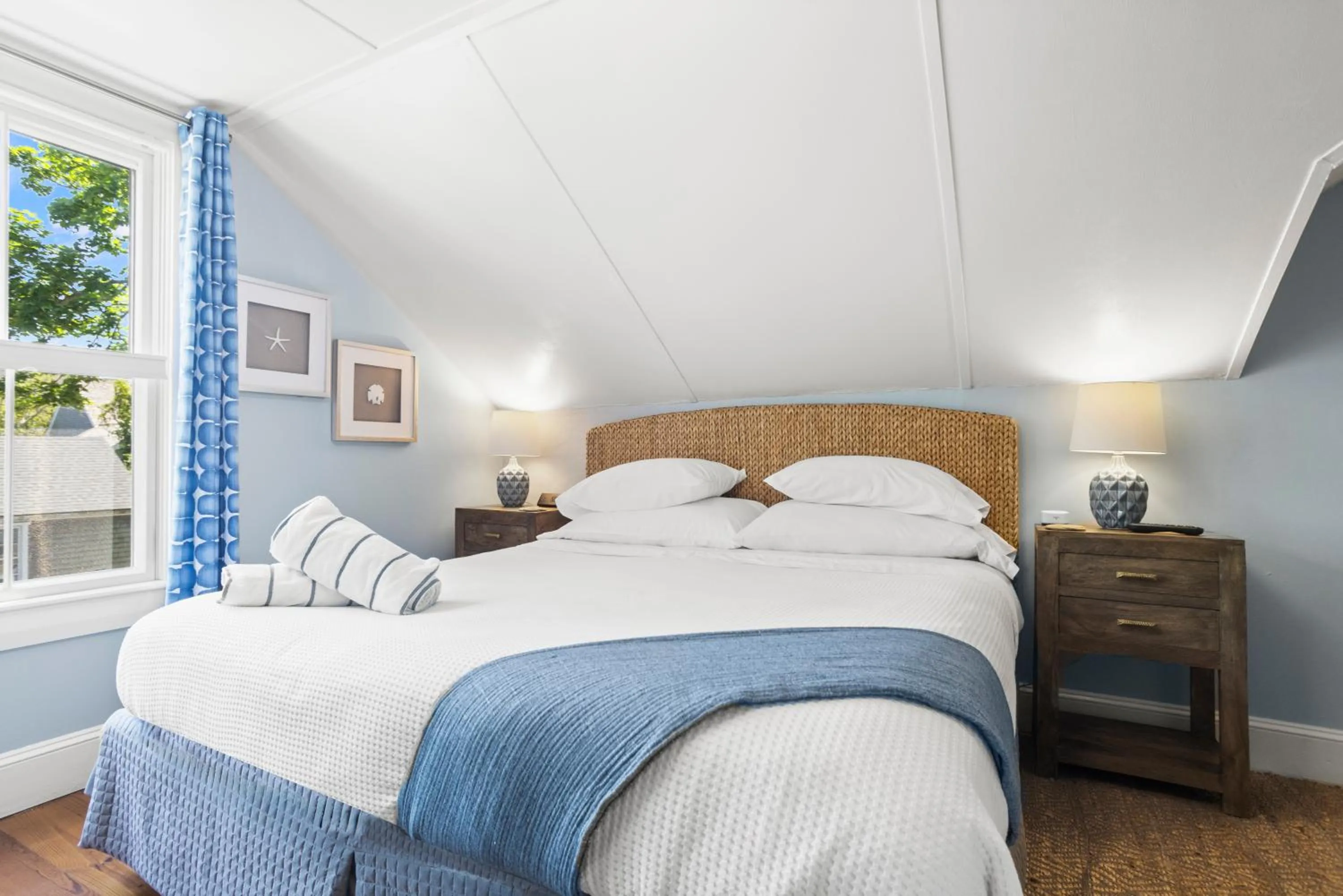 Bed in Carlisle House Inn