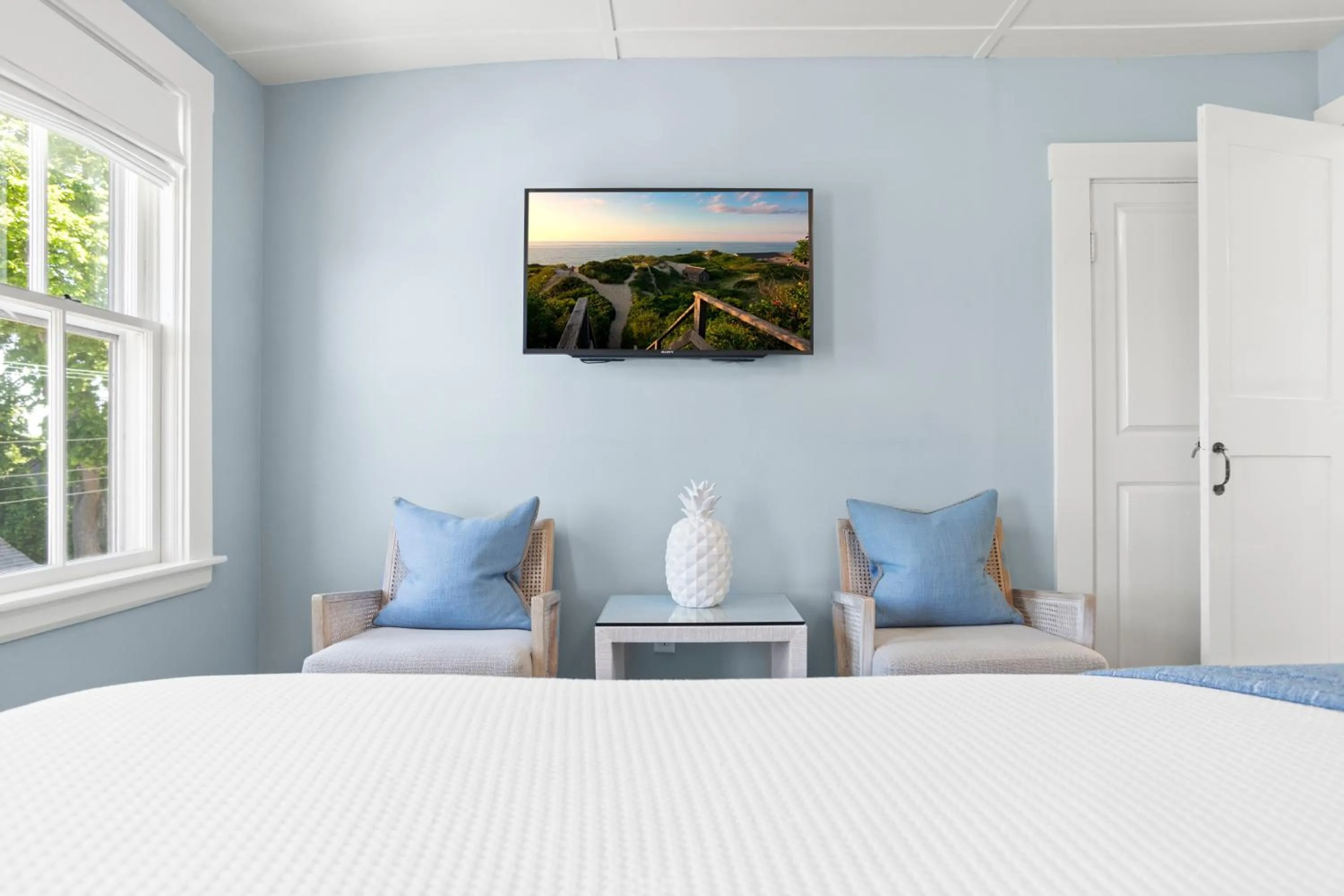 Seating area, Bed in Carlisle House Inn