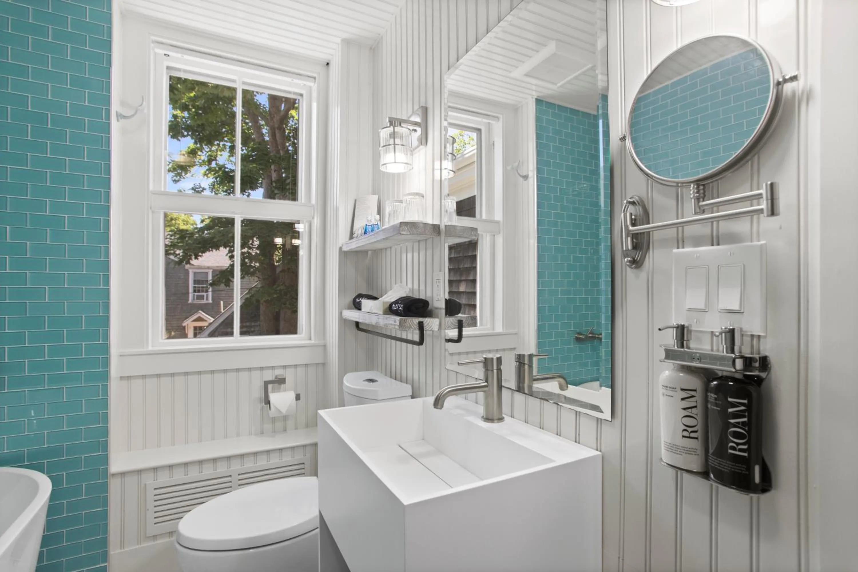 Shower in Carlisle House Inn