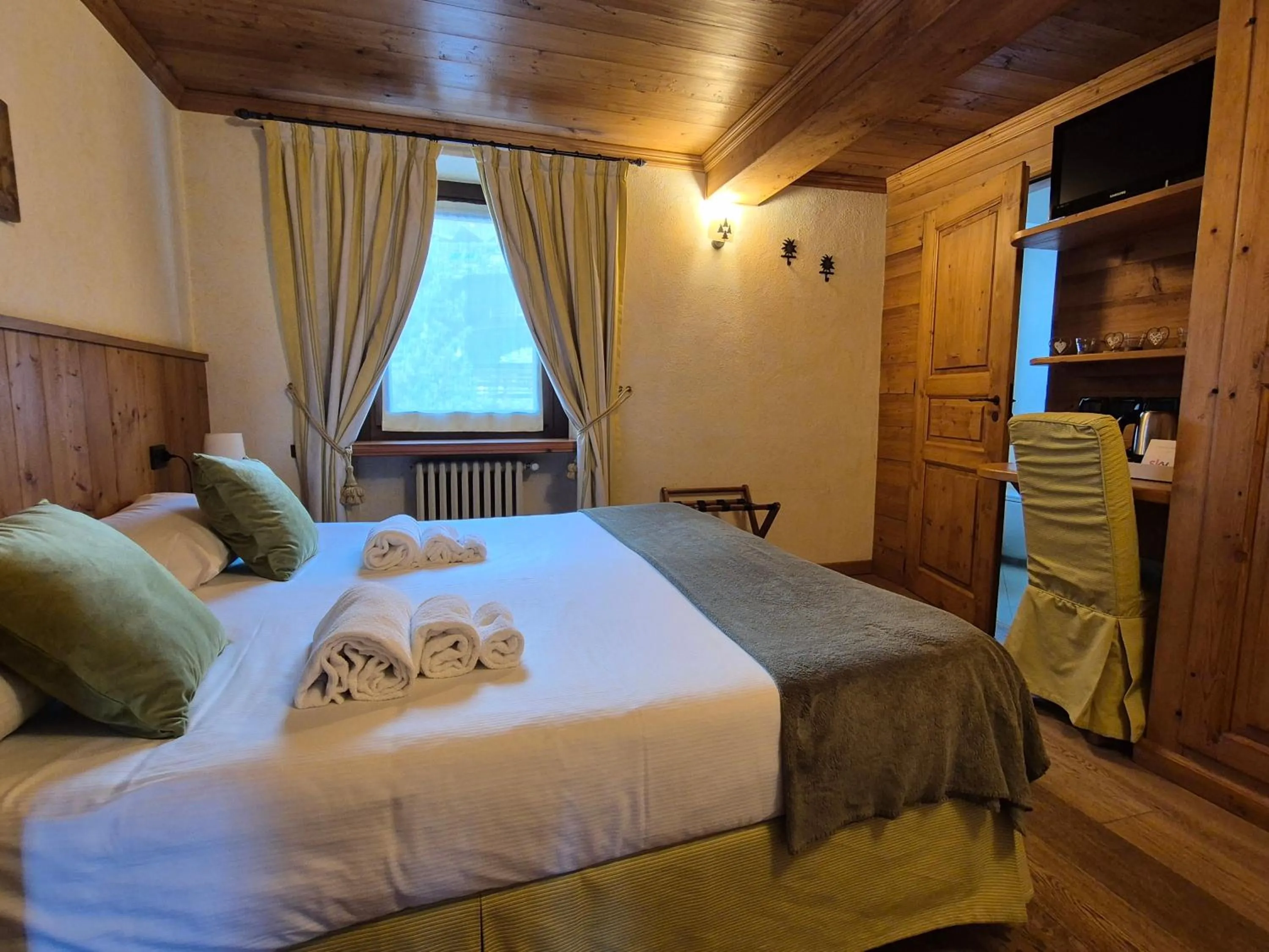 Food close-up, Bed in Hotel Dente Del Gigante