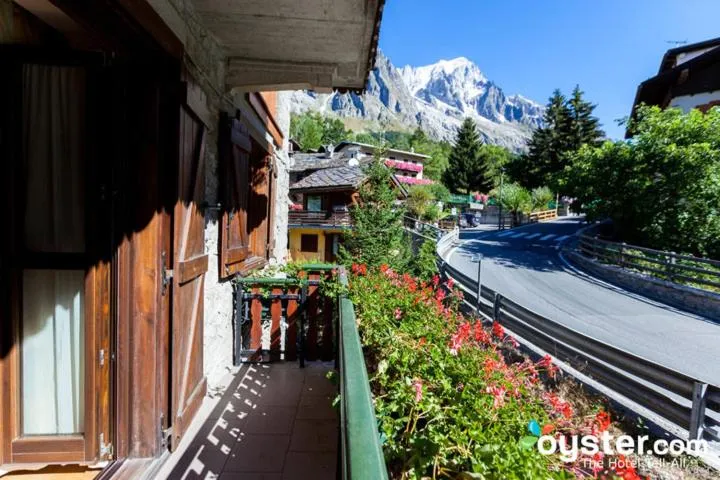 Property building in Hotel Dente Del Gigante