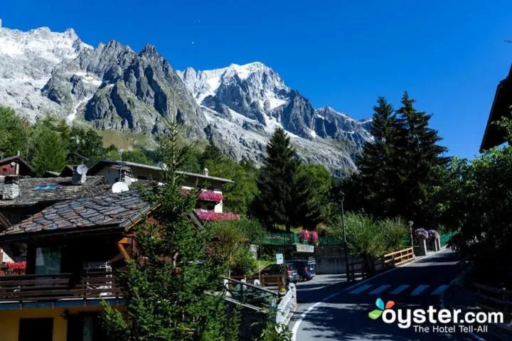 Property building in Hotel Dente Del Gigante