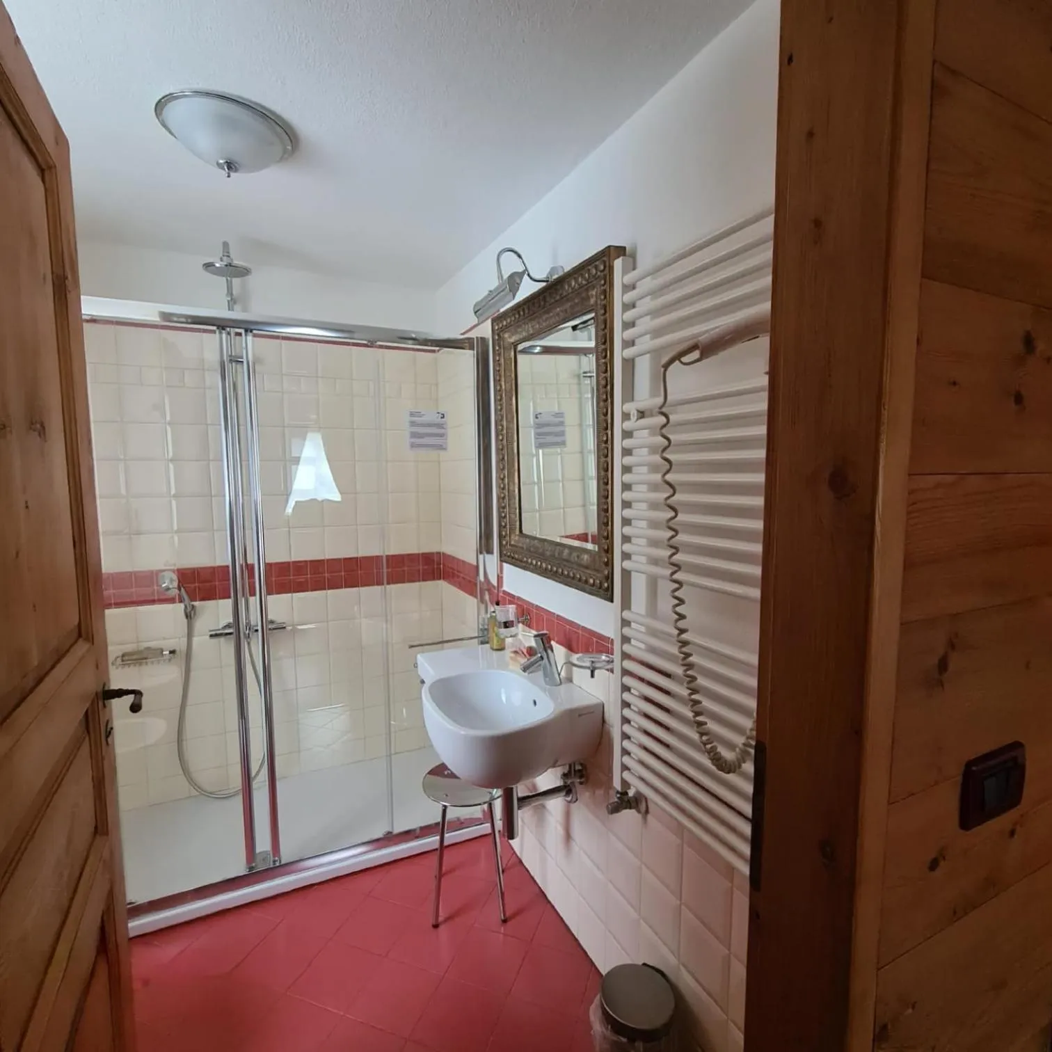 Shower in Hotel Dente Del Gigante