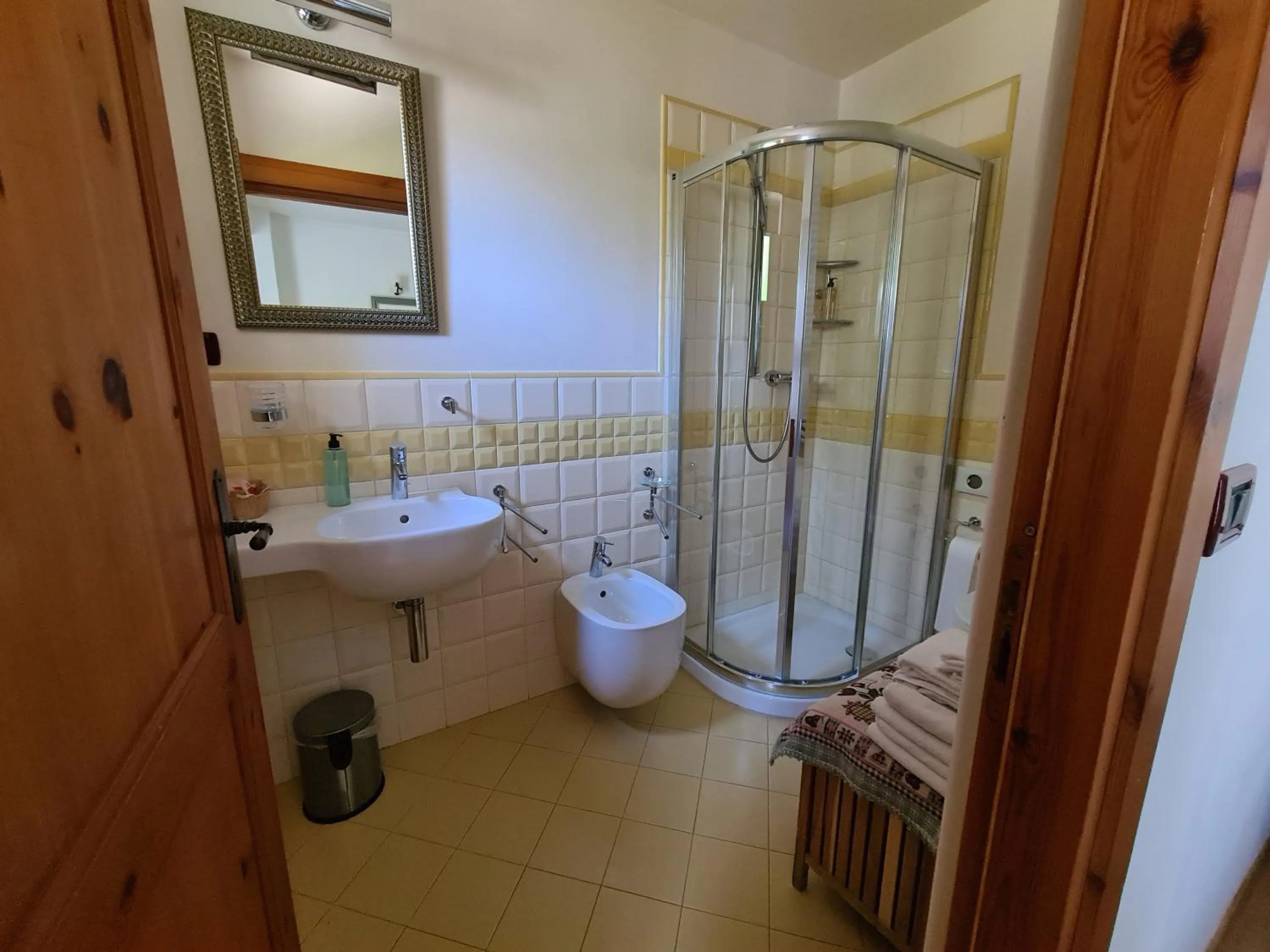 Shower in Hotel Dente Del Gigante