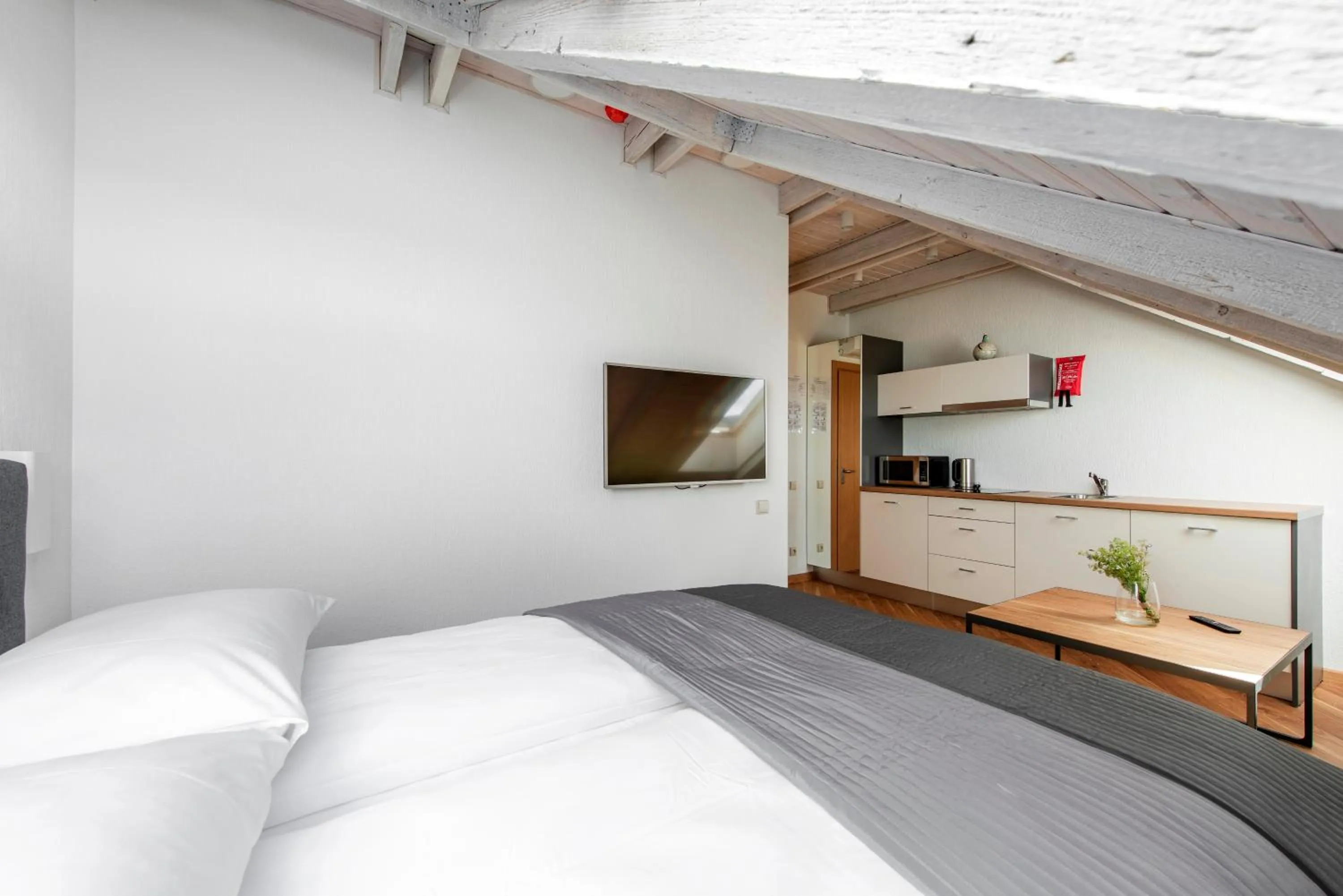 Photo of the whole room, Bed in Piano Apartments