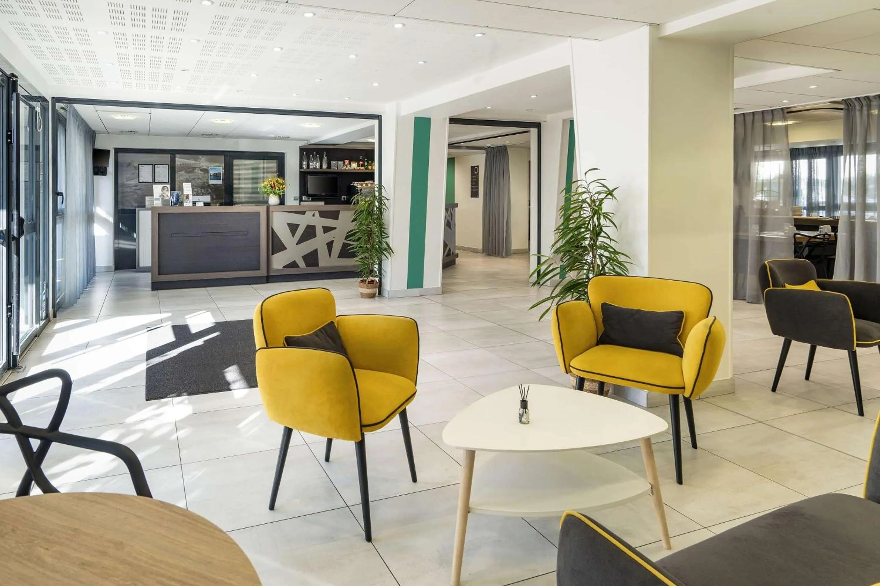 Lobby or reception in Best Western Les Aureliades Saint Nazaire