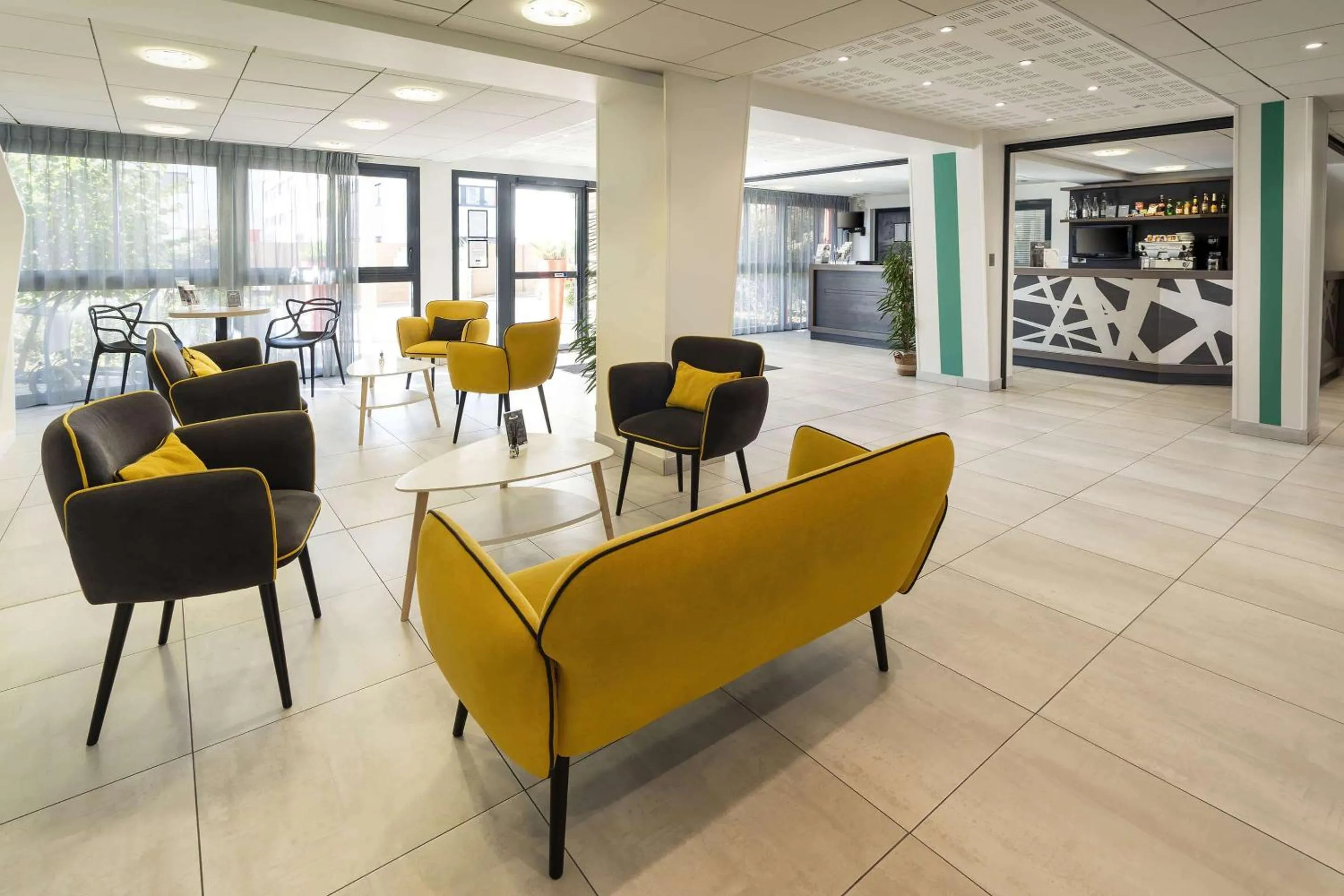 Lobby or reception in Best Western Les Aureliades Saint Nazaire