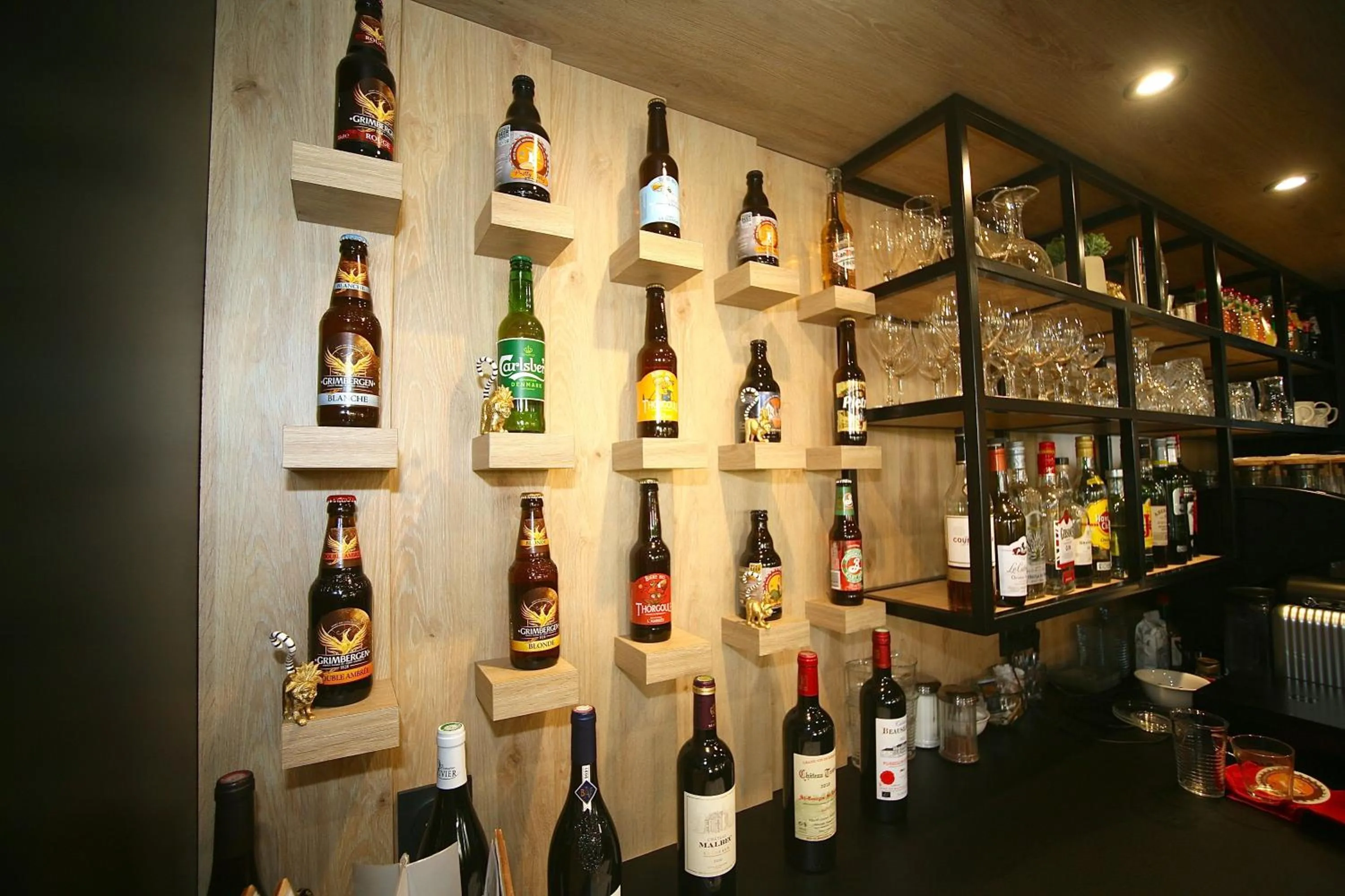 Lounge or bar in ibis Saint-Lô