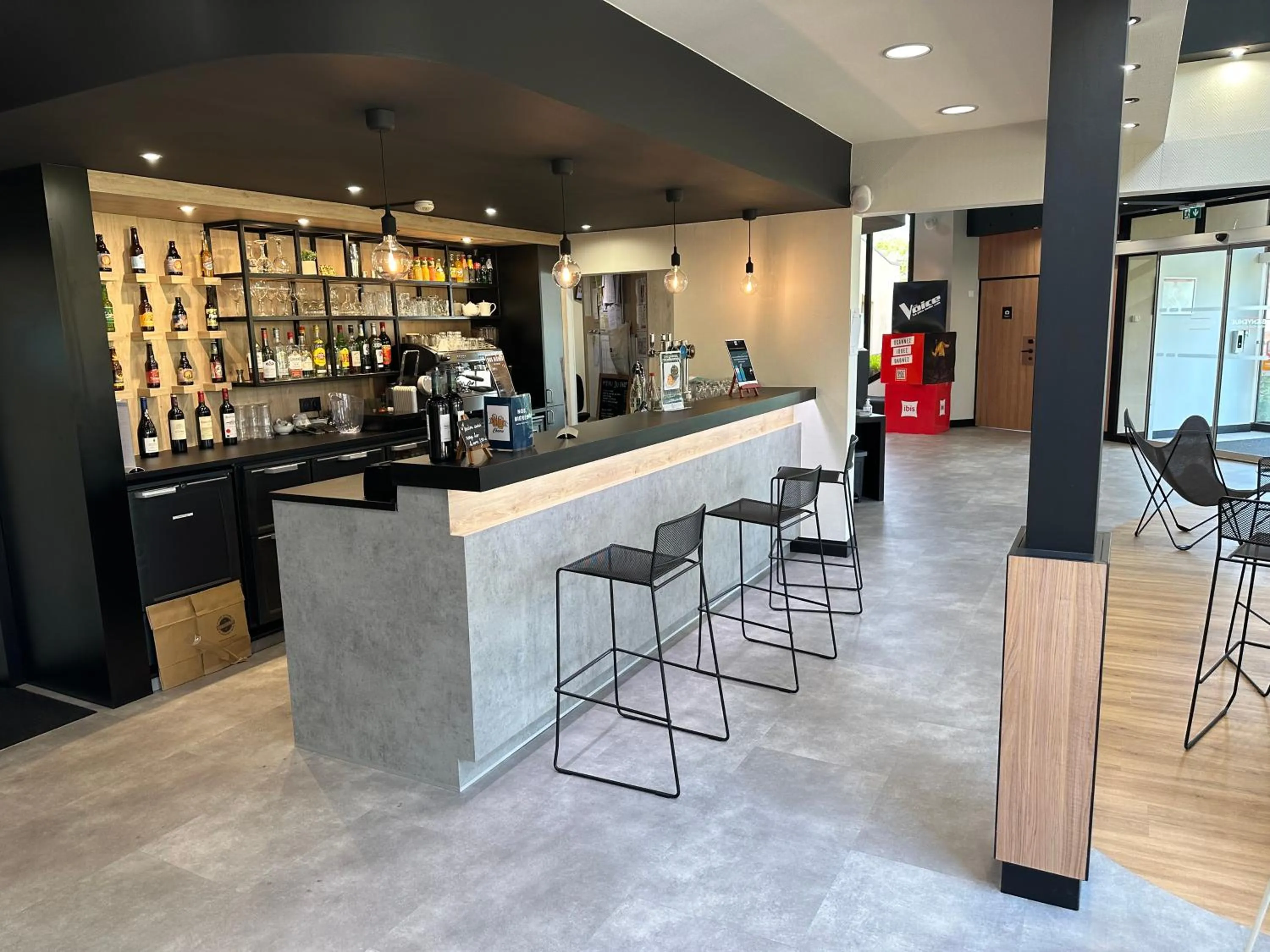 Lounge or bar in ibis Saint-Lô