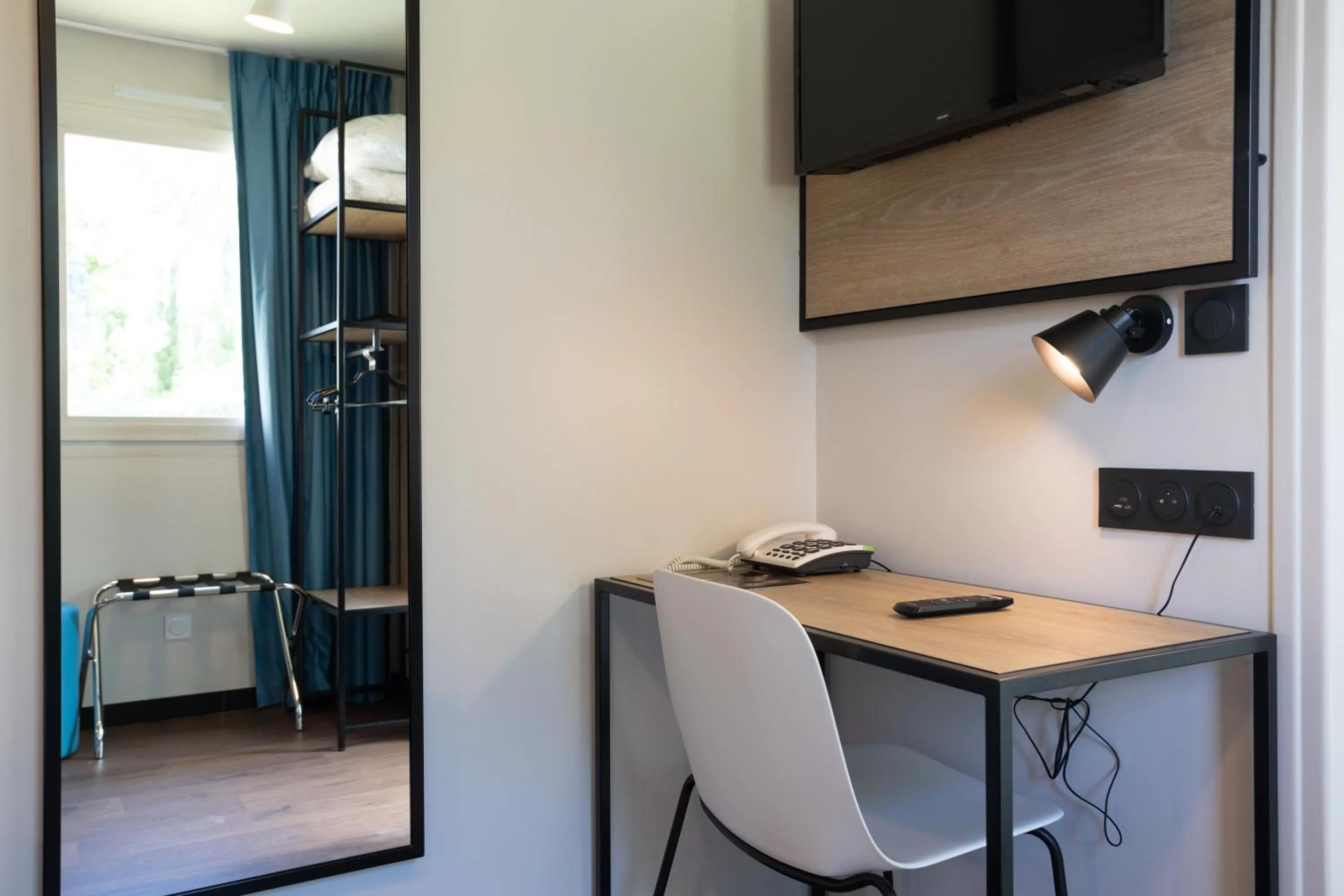 Bedroom in ibis Saint-Lô