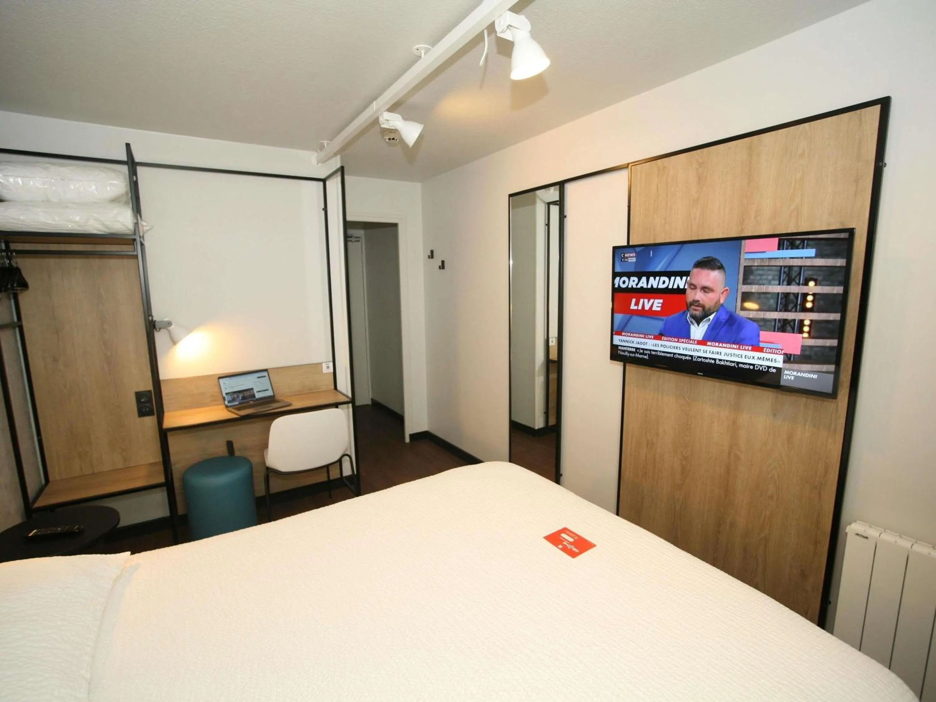 Bedroom, Bed in ibis Saint-Lô