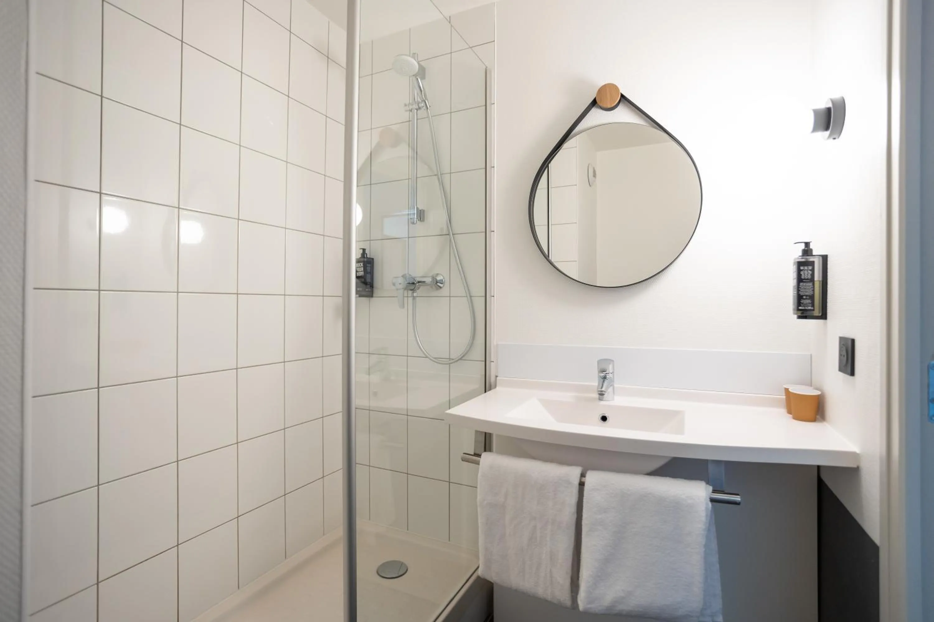 Bathroom in ibis Saint-Lô