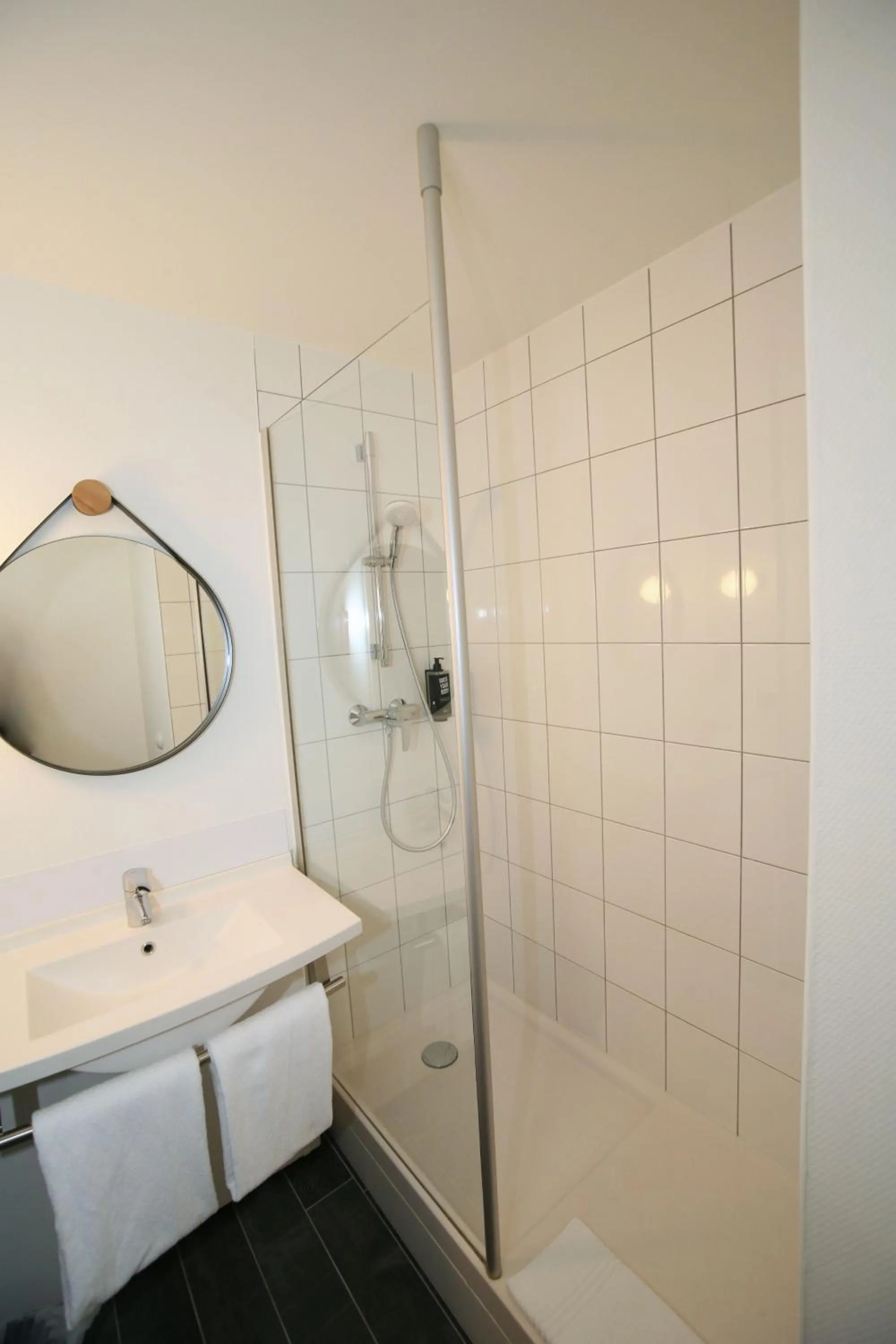 Bathroom in ibis Saint-Lô