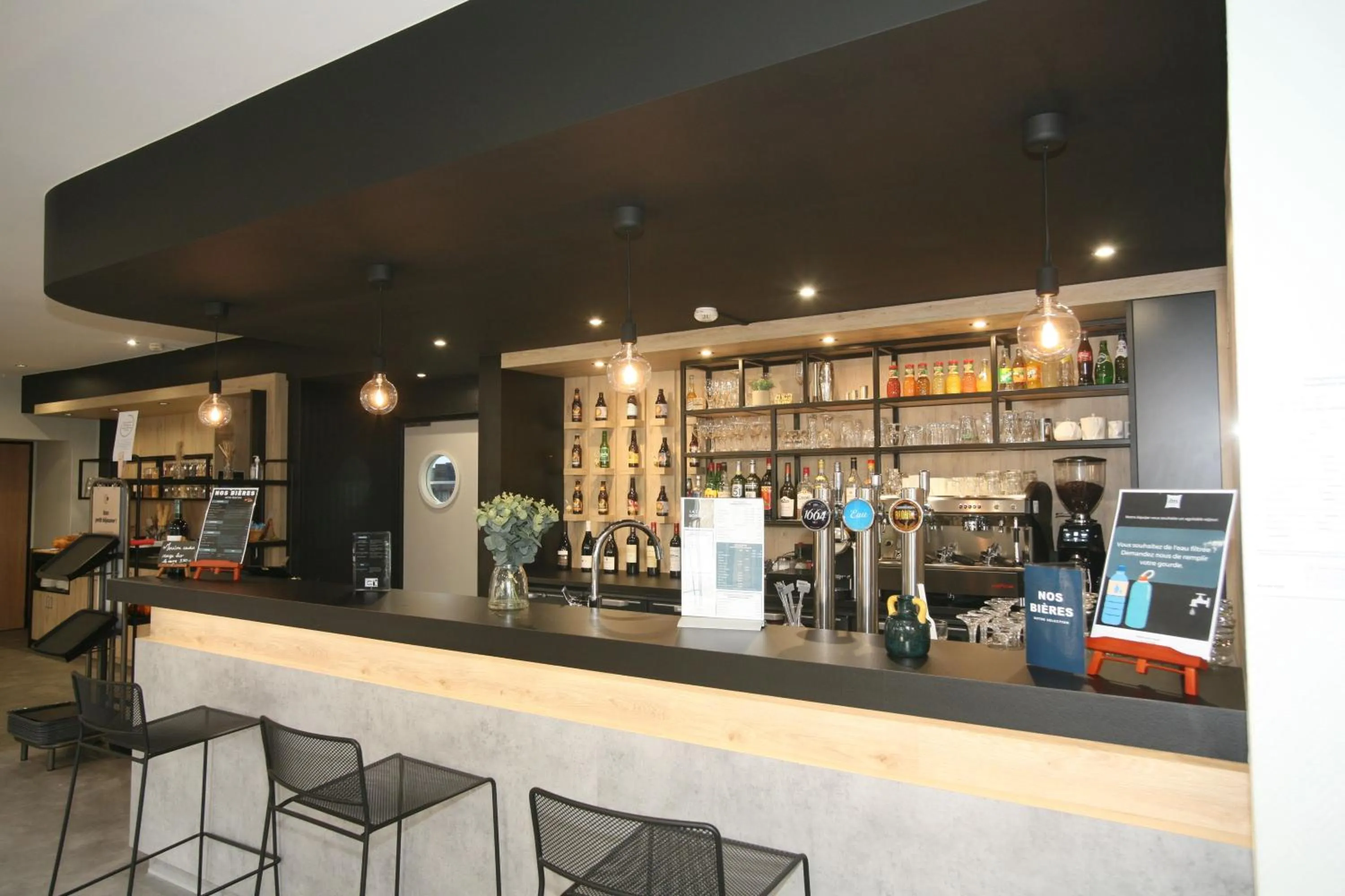 Lounge or bar in ibis Saint-Lô