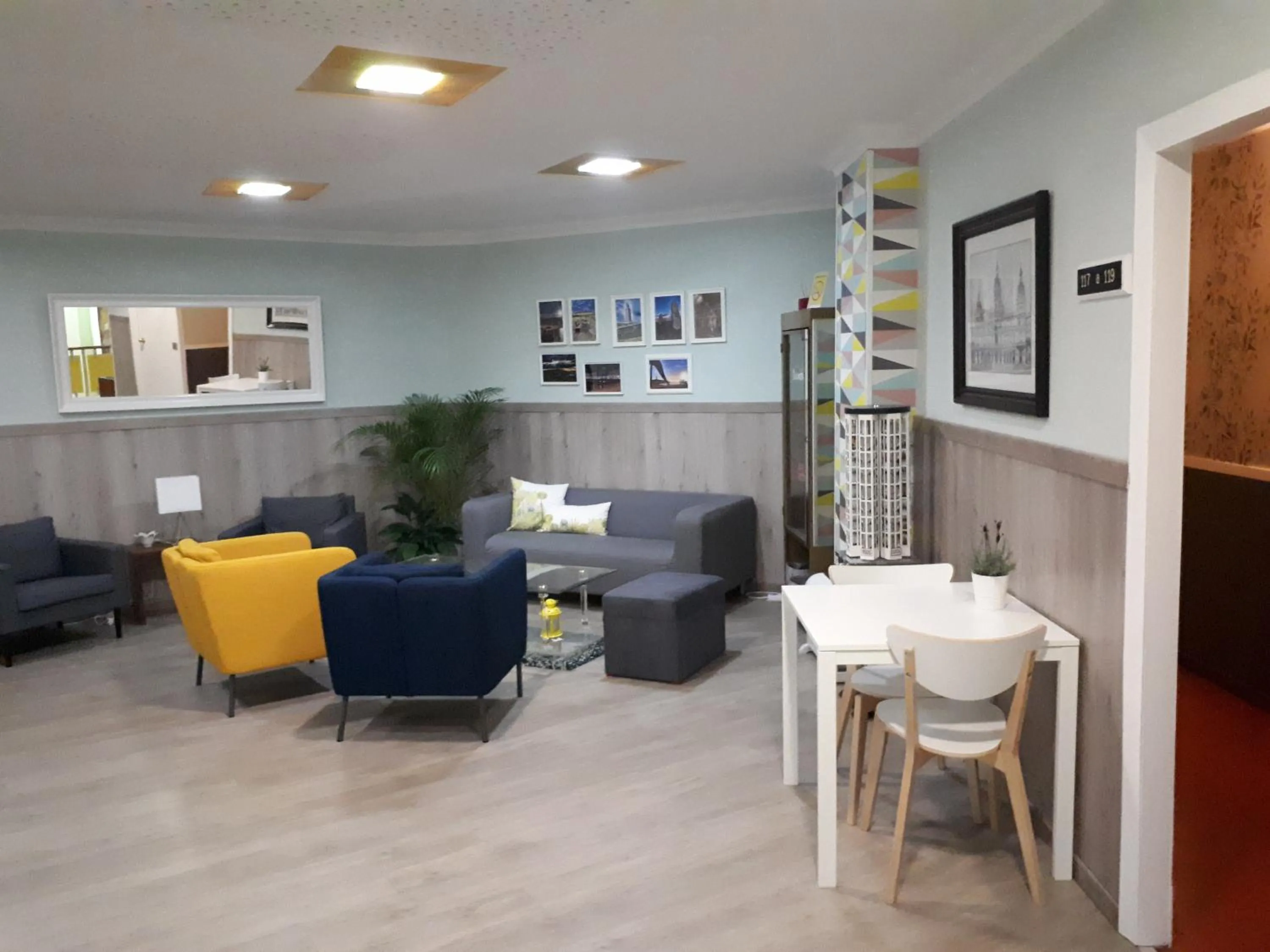 Library in Hotel Almirante