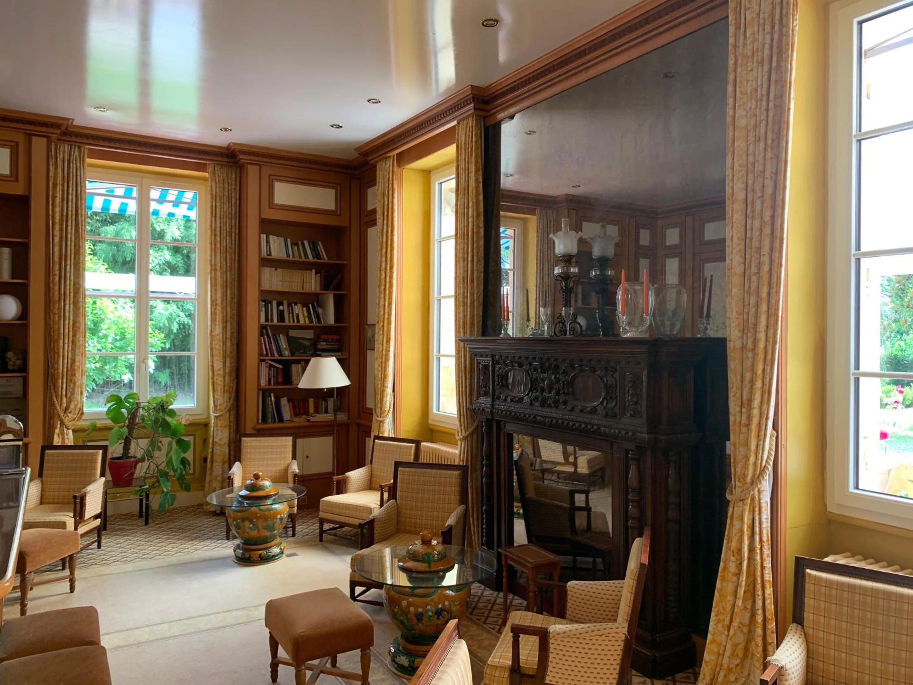 Lounge or bar in Le Manoir de Bellerive