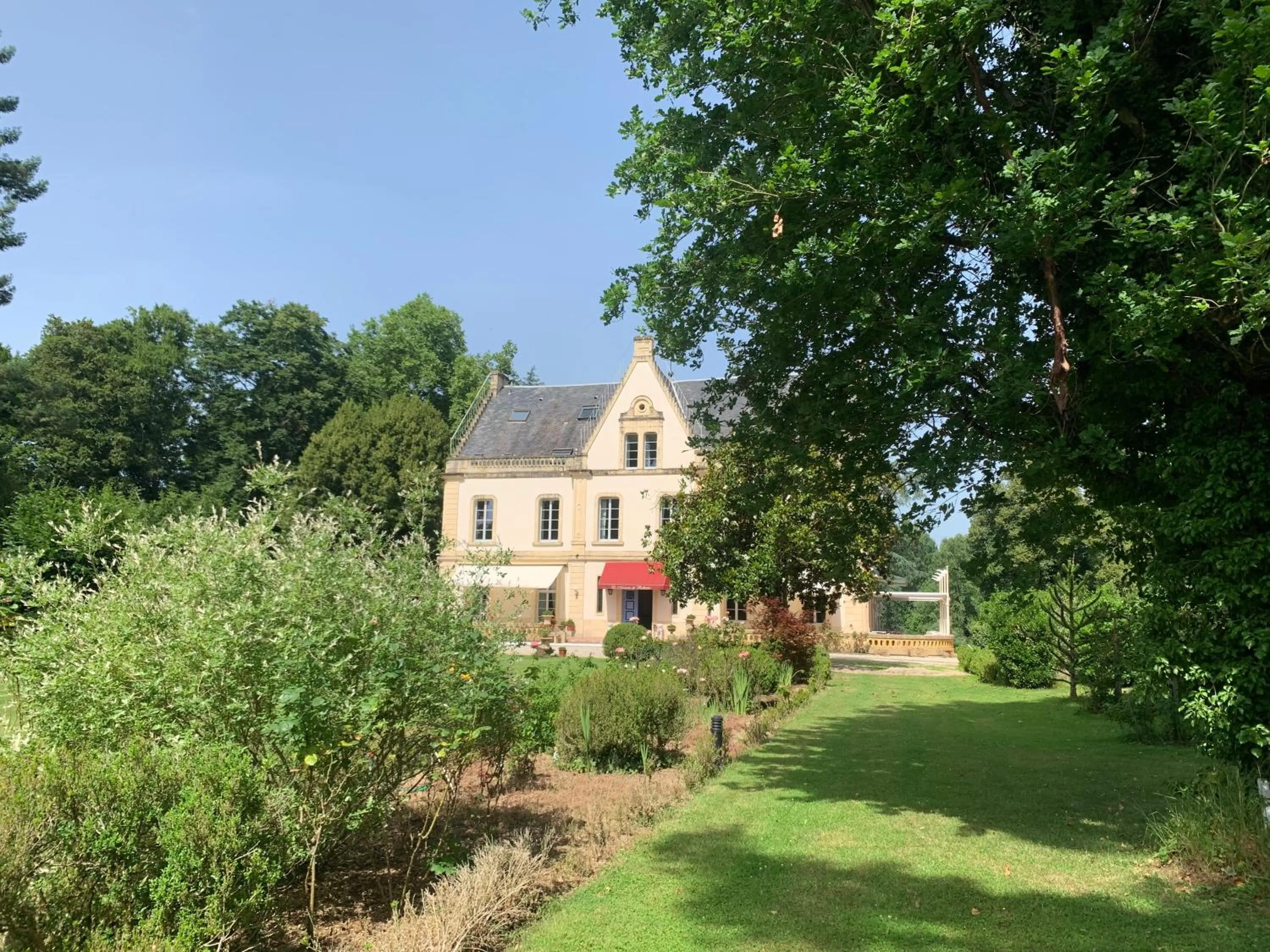 Property building in Le Manoir de Bellerive