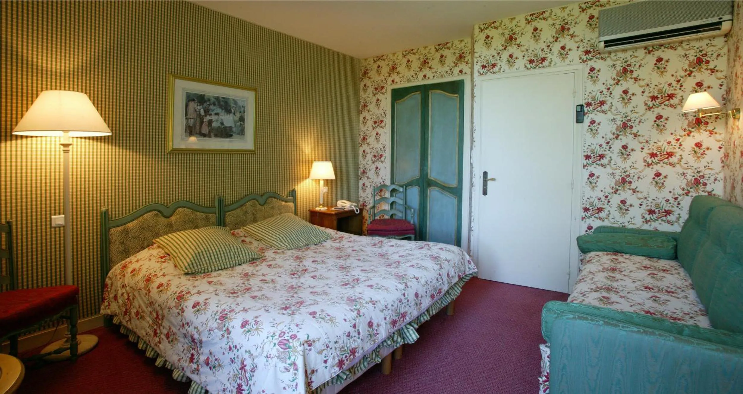 Photo of the whole room, Bed in Le Manoir de Bellerive