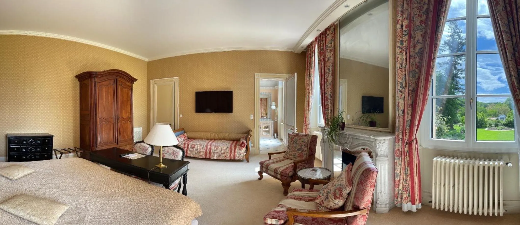 Photo of the whole room, Bed in Le Manoir de Bellerive