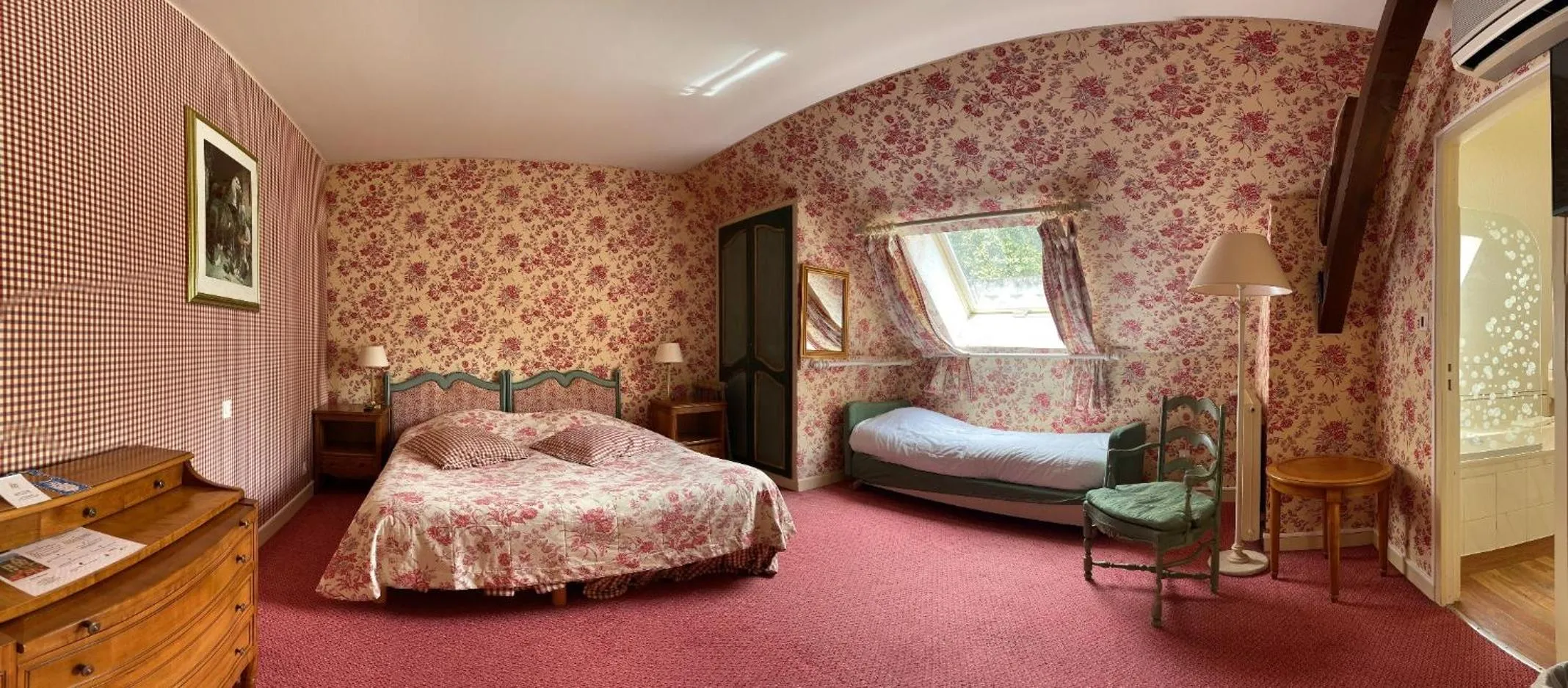 Photo of the whole room, Bed in Le Manoir de Bellerive