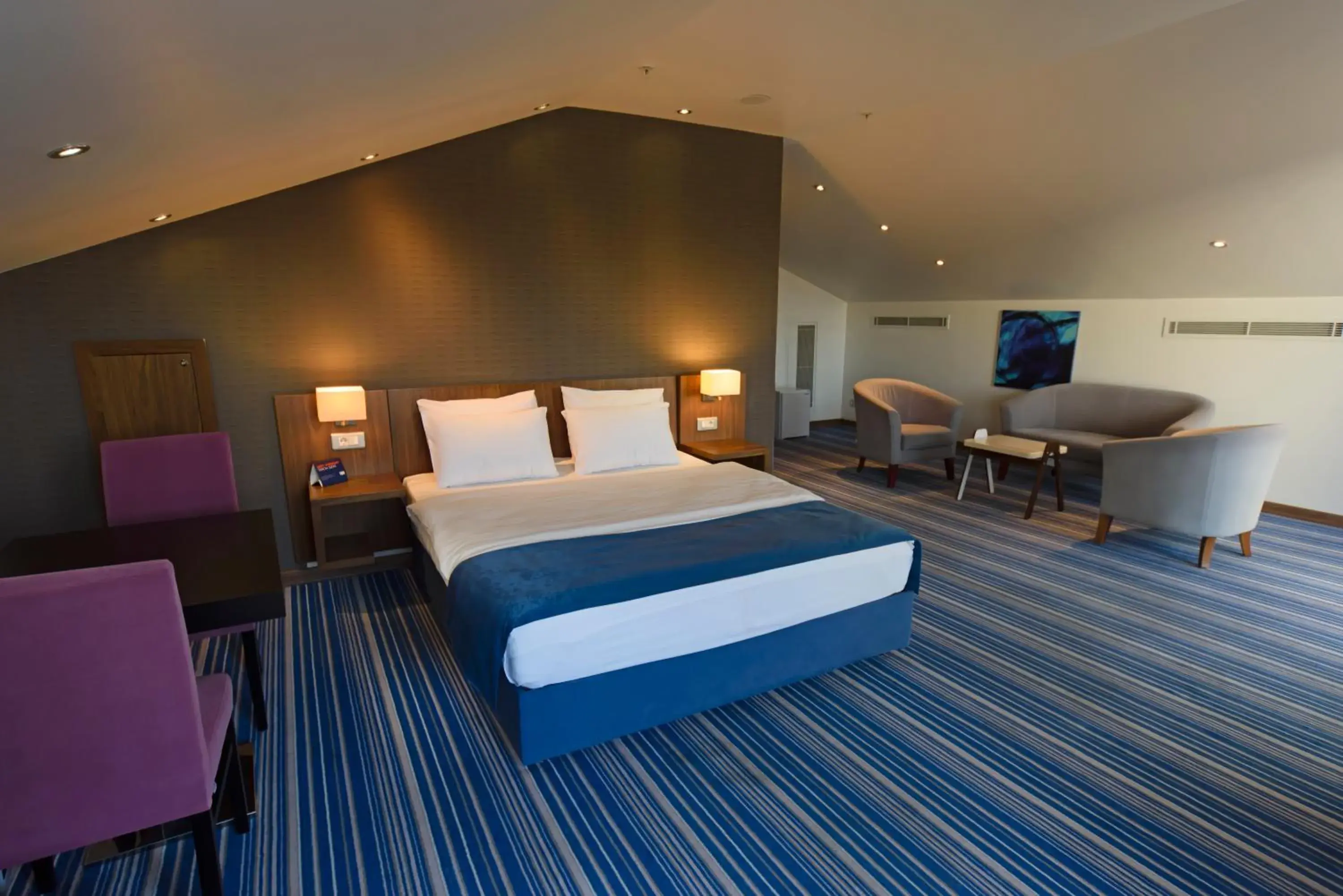 Seating area, Bed in Holiday Inn Express Istanbul-Altunizade by IHG Seating area, Bed in Holiday Inn Express Istanbul-Altunizade by IHG