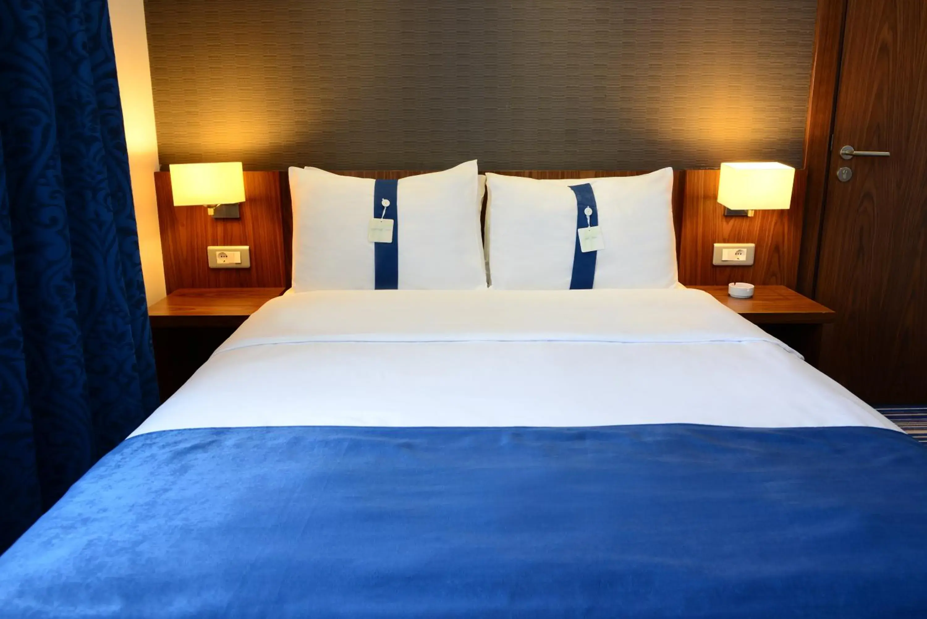 Bed in Holiday Inn Express Istanbul-Altunizade by IHG Bed in Holiday Inn Express Istanbul-Altunizade by IHG