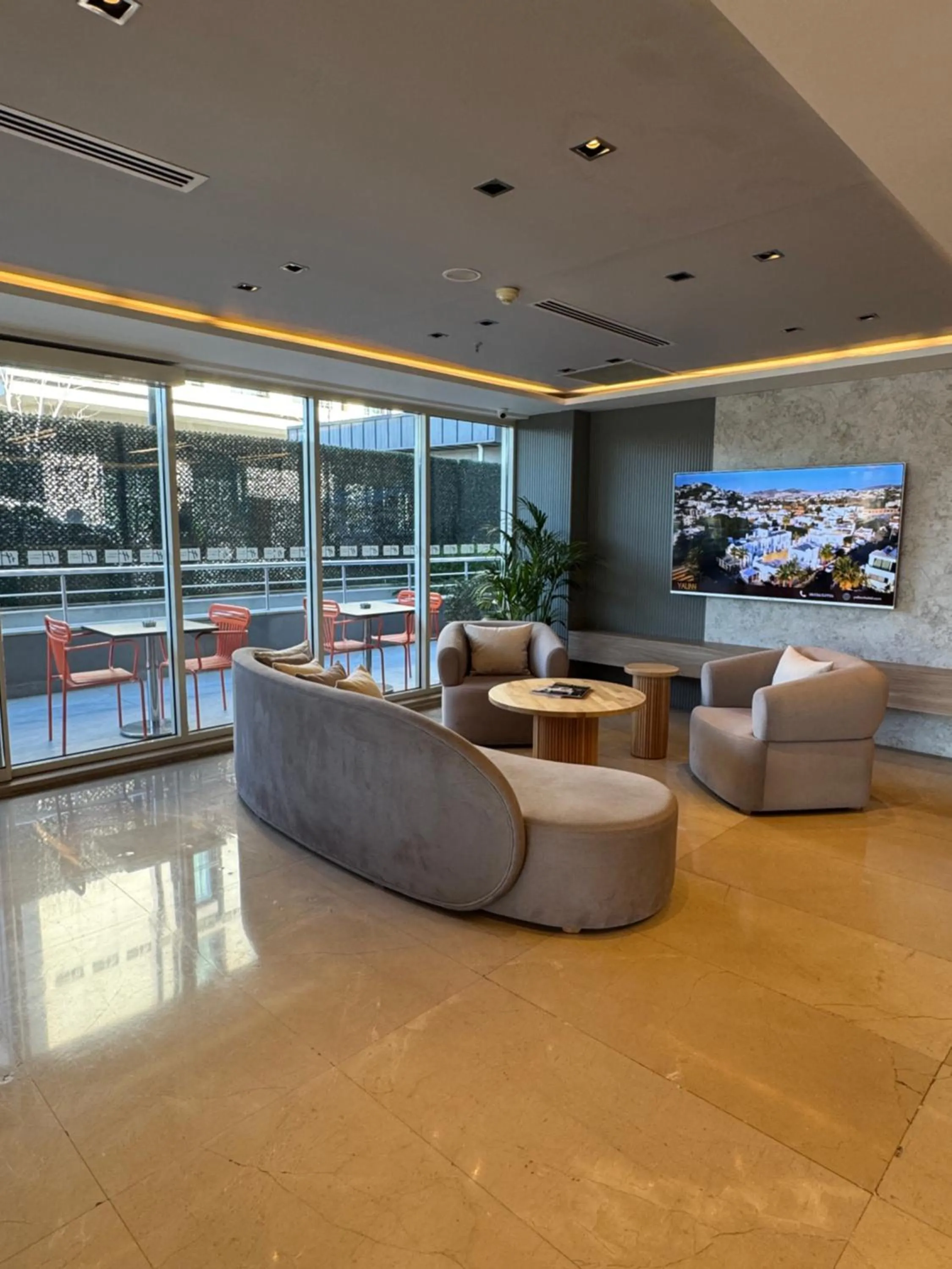 TV and multimedia in Holiday Inn Express Istanbul-Altunizade by IHG