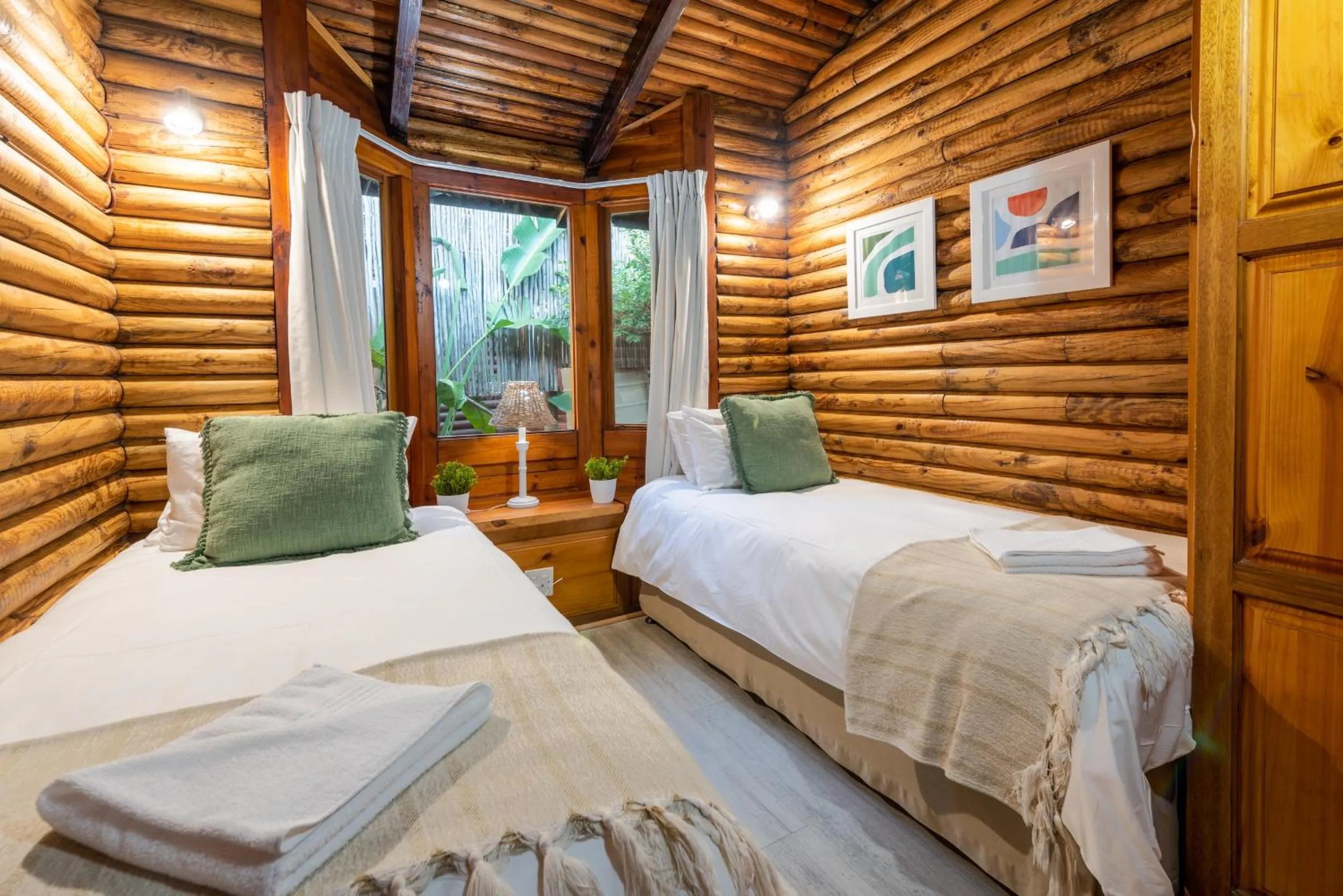 Bedroom, Bed in Under Milkwood Resort