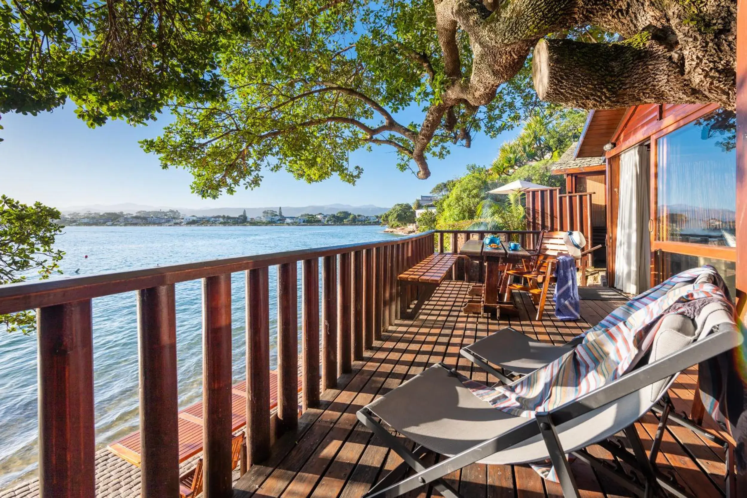 Chalet - Waterfront in Under Milkwood Resort Chalet - Waterfront in Under Milkwood Resort