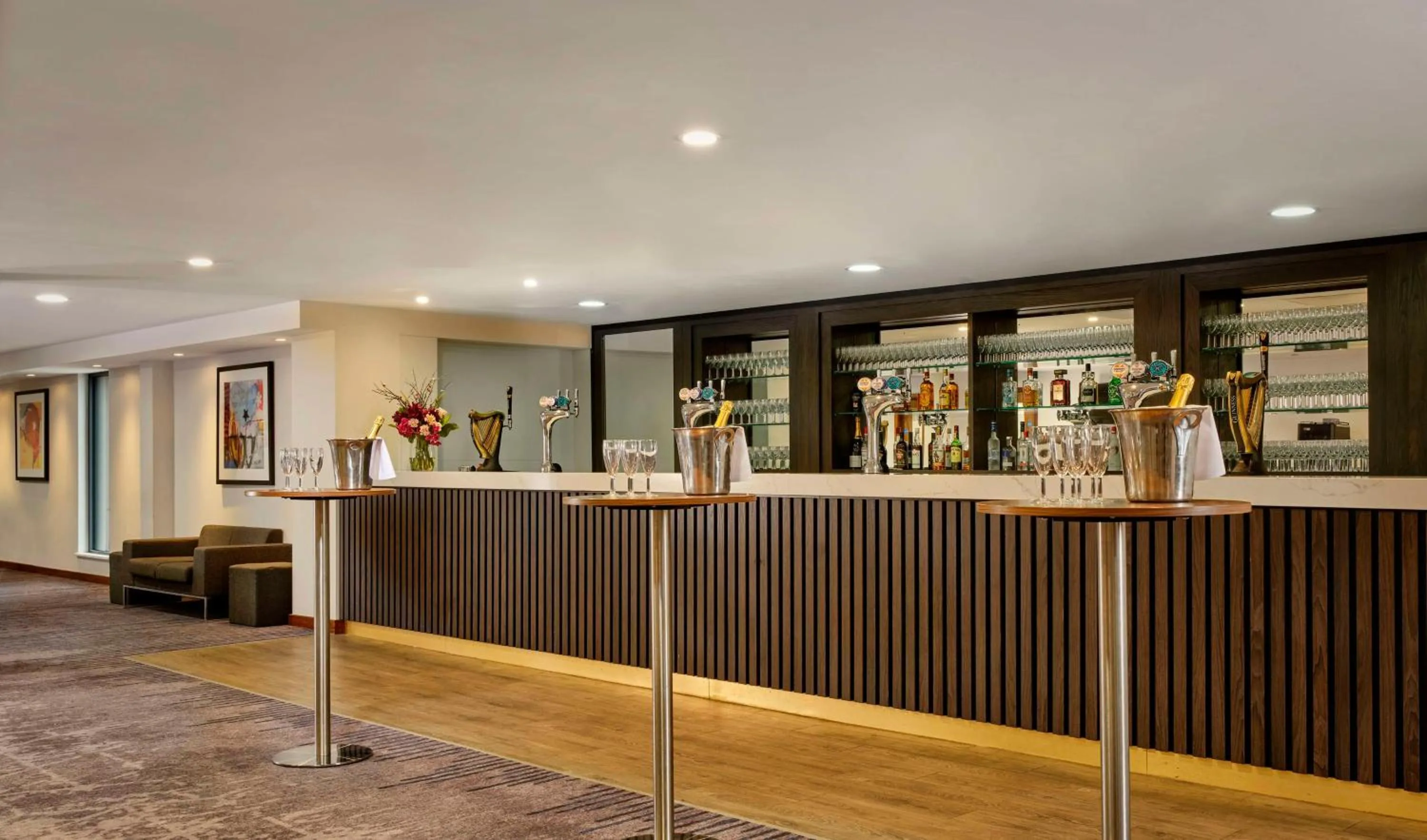 Lounge or bar in DoubleTree by Hilton Lincoln