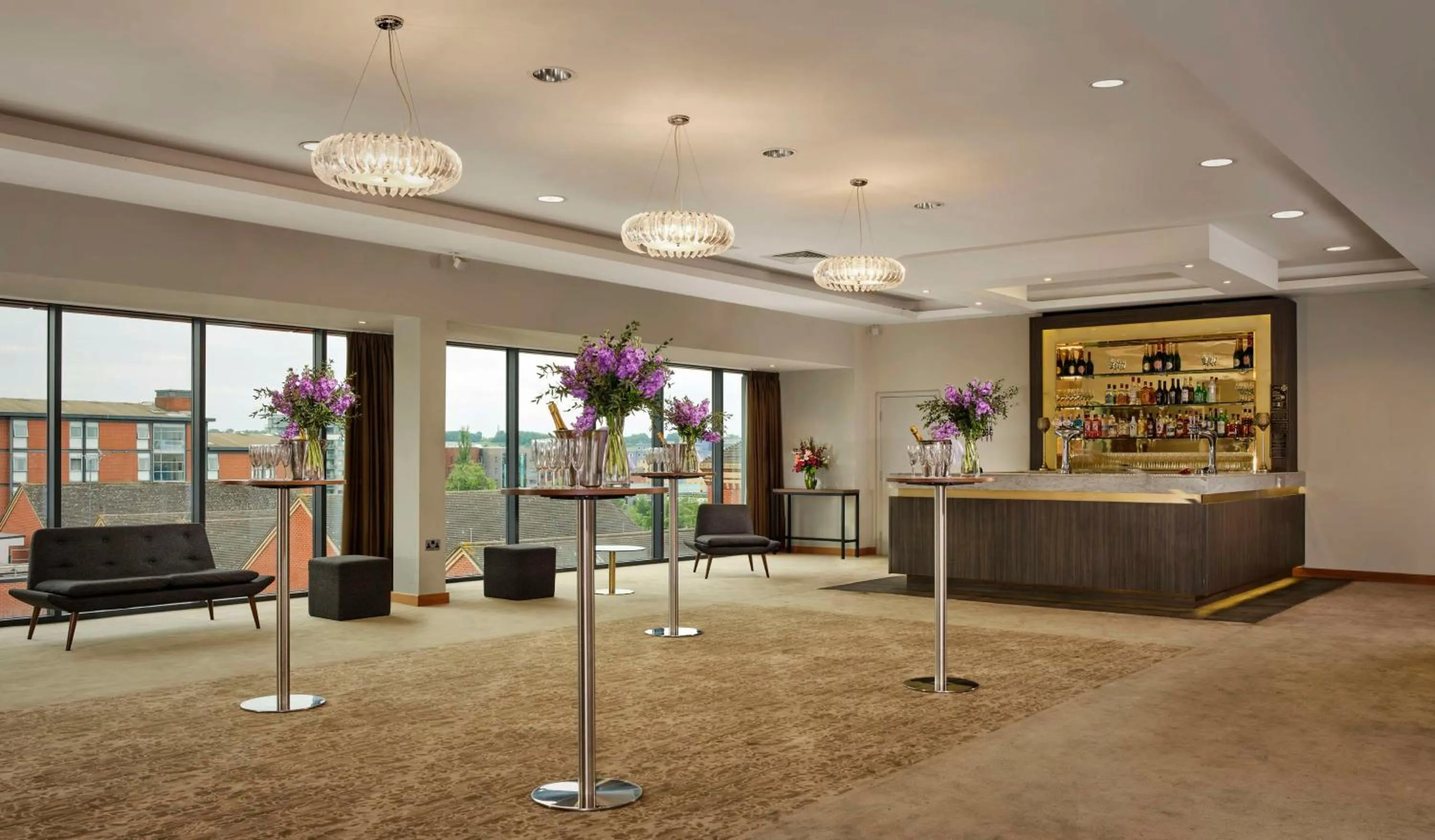 Dining area in DoubleTree by Hilton Lincoln