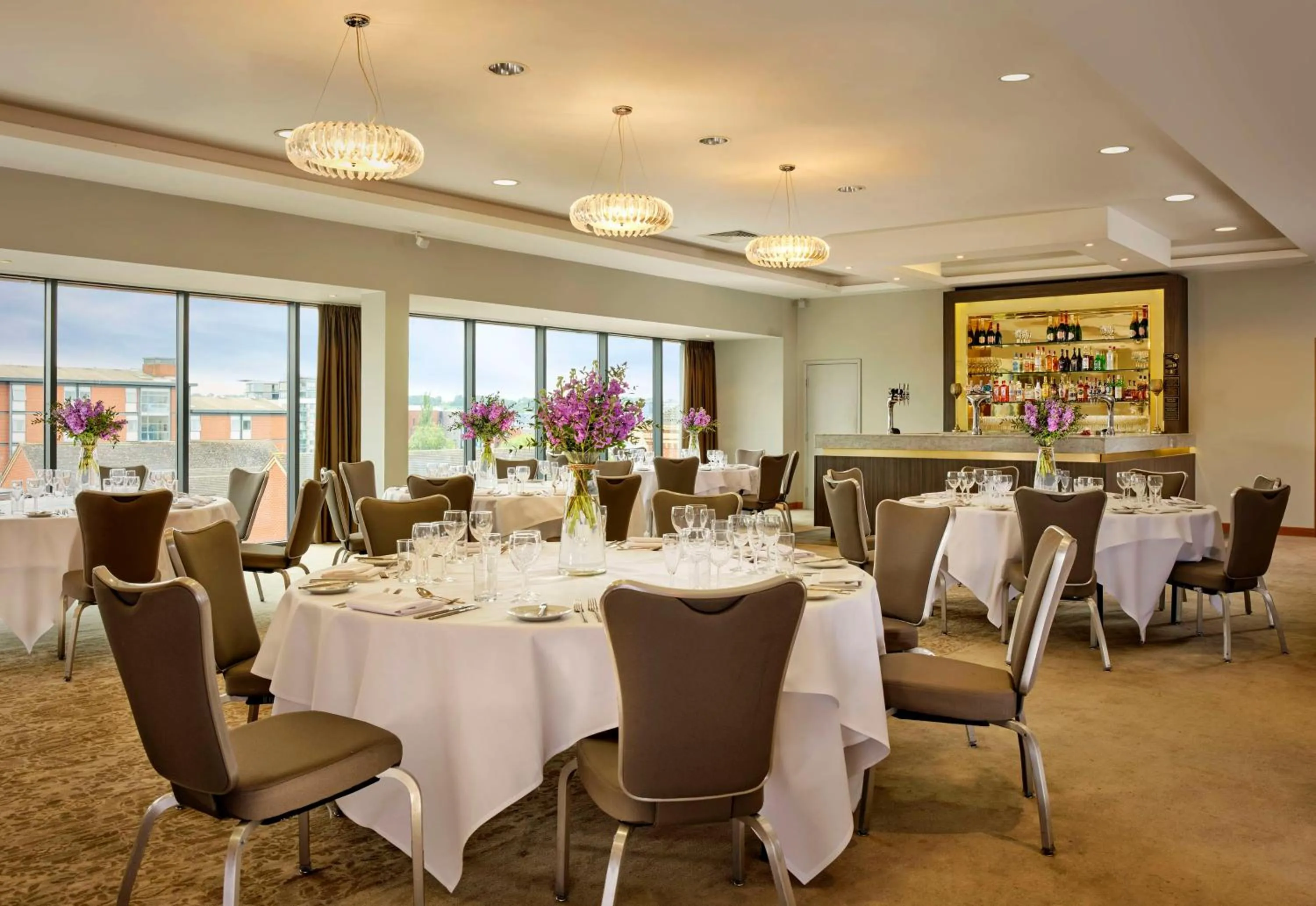 Dining area in DoubleTree by Hilton Lincoln