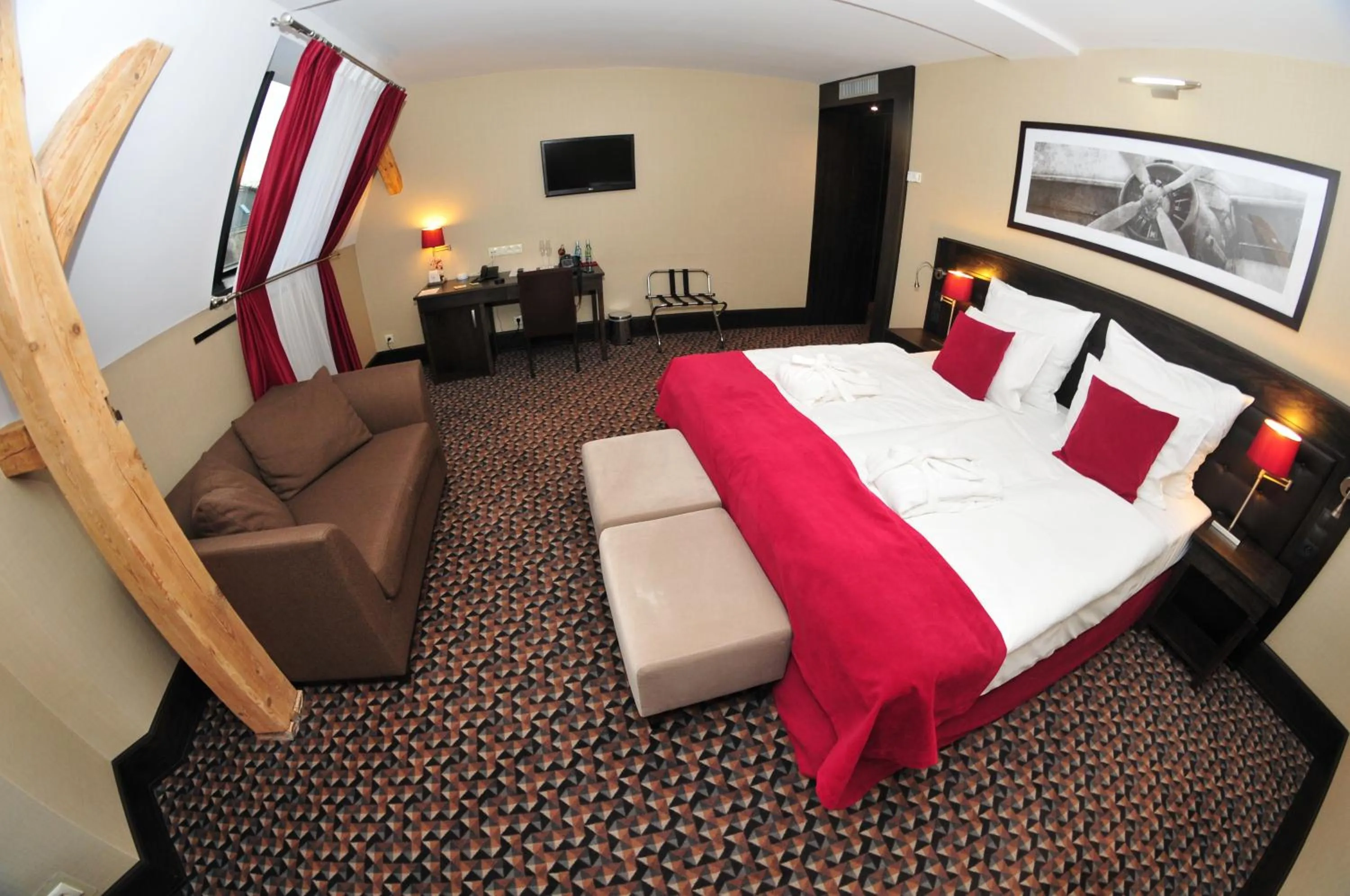 Photo of the whole room, Bed in Red Baron Hotel & Restaurant